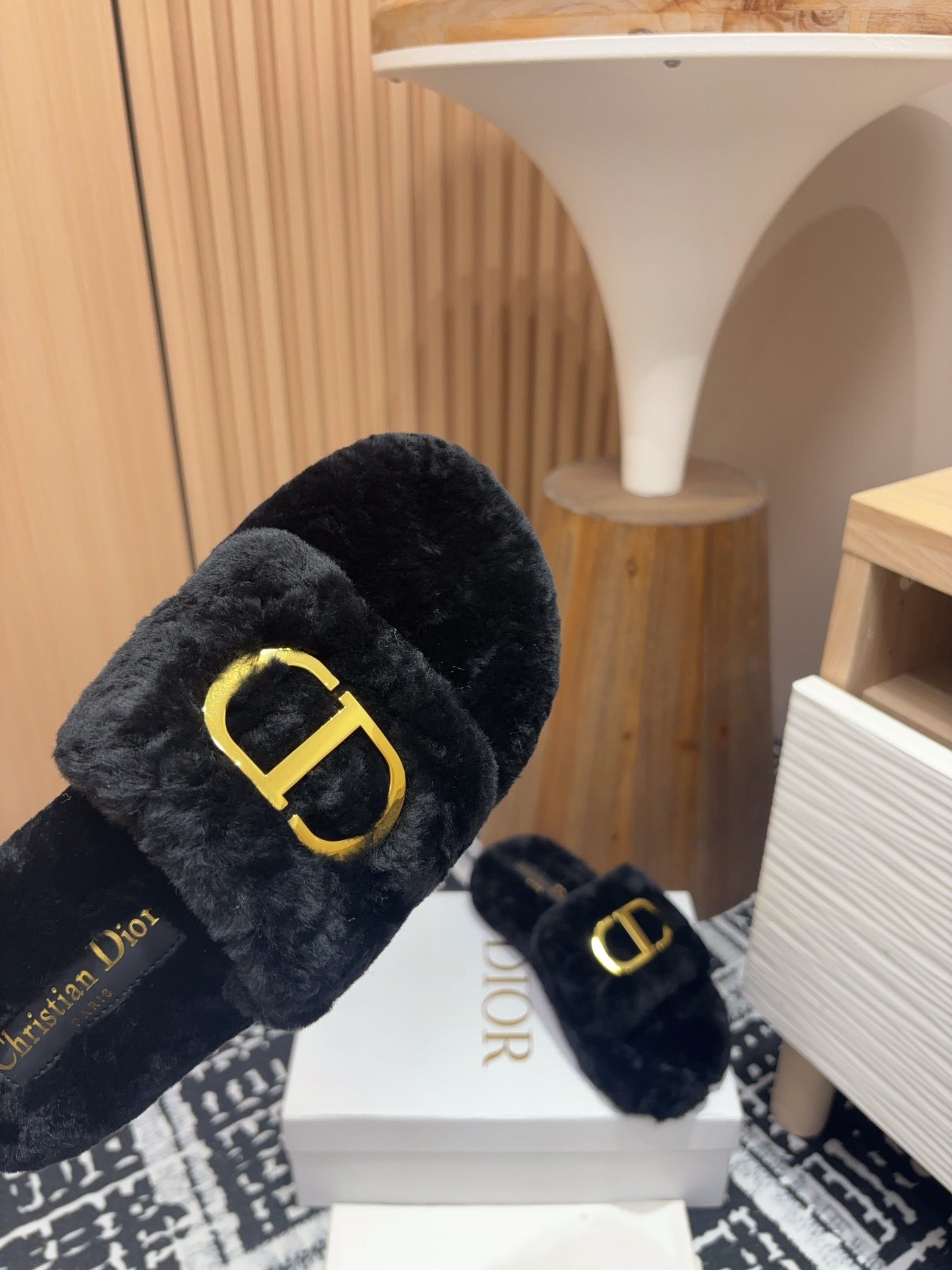 THICK-SOLE SLIPPER IN BLACK FLEECE WITH GOLD LOGO - 35