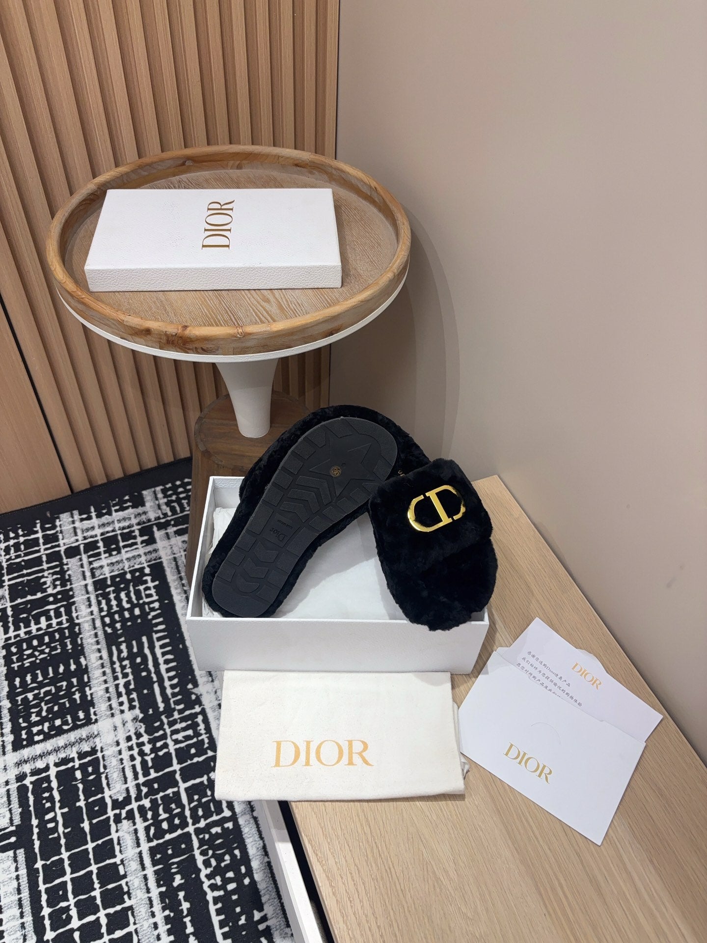 THICK-SOLE SLIPPER IN BLACK FLEECE WITH GOLD LOGO - 35