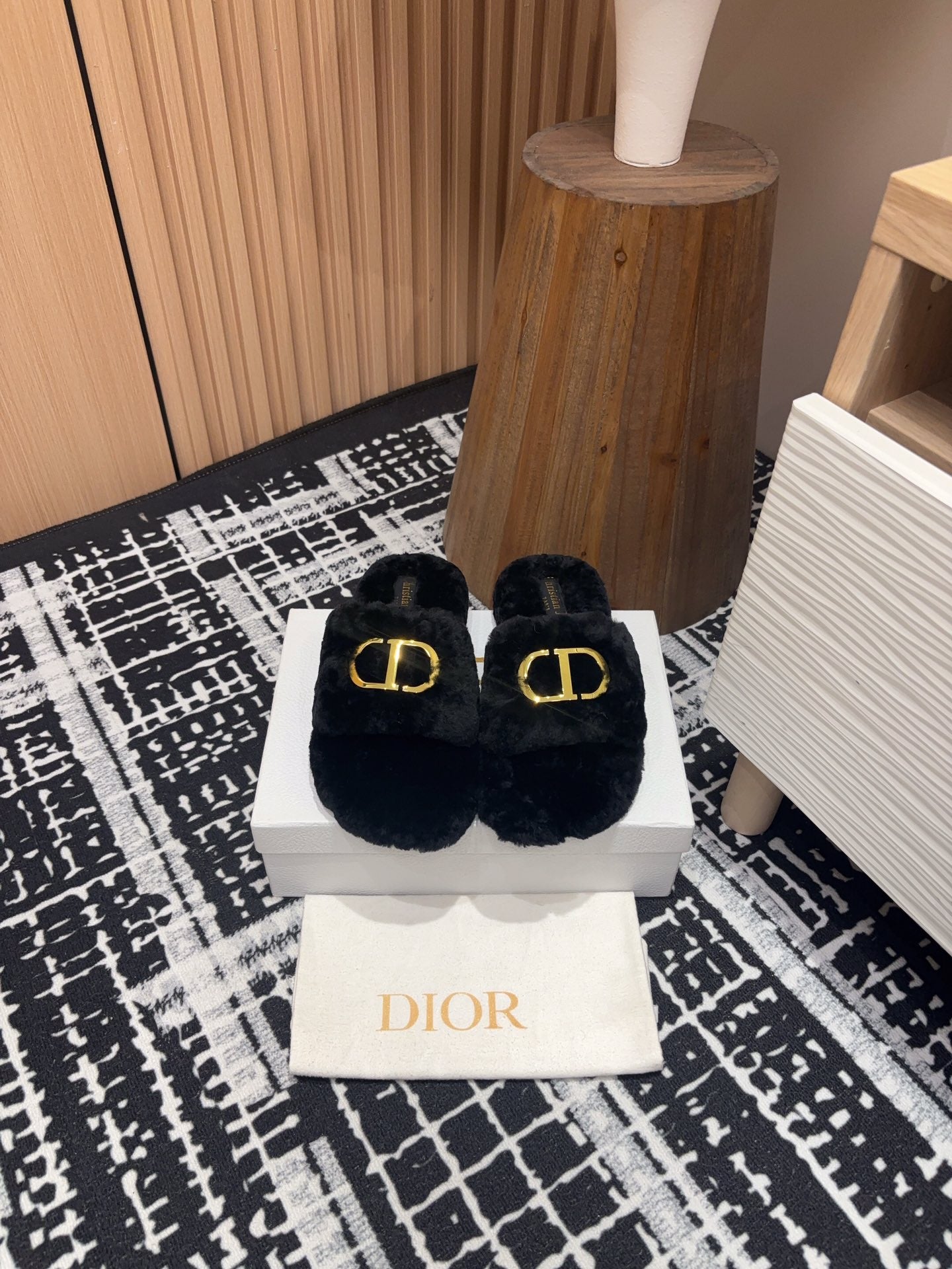 THICK-SOLE SLIPPER IN BLACK FLEECE WITH GOLD LOGO - 35