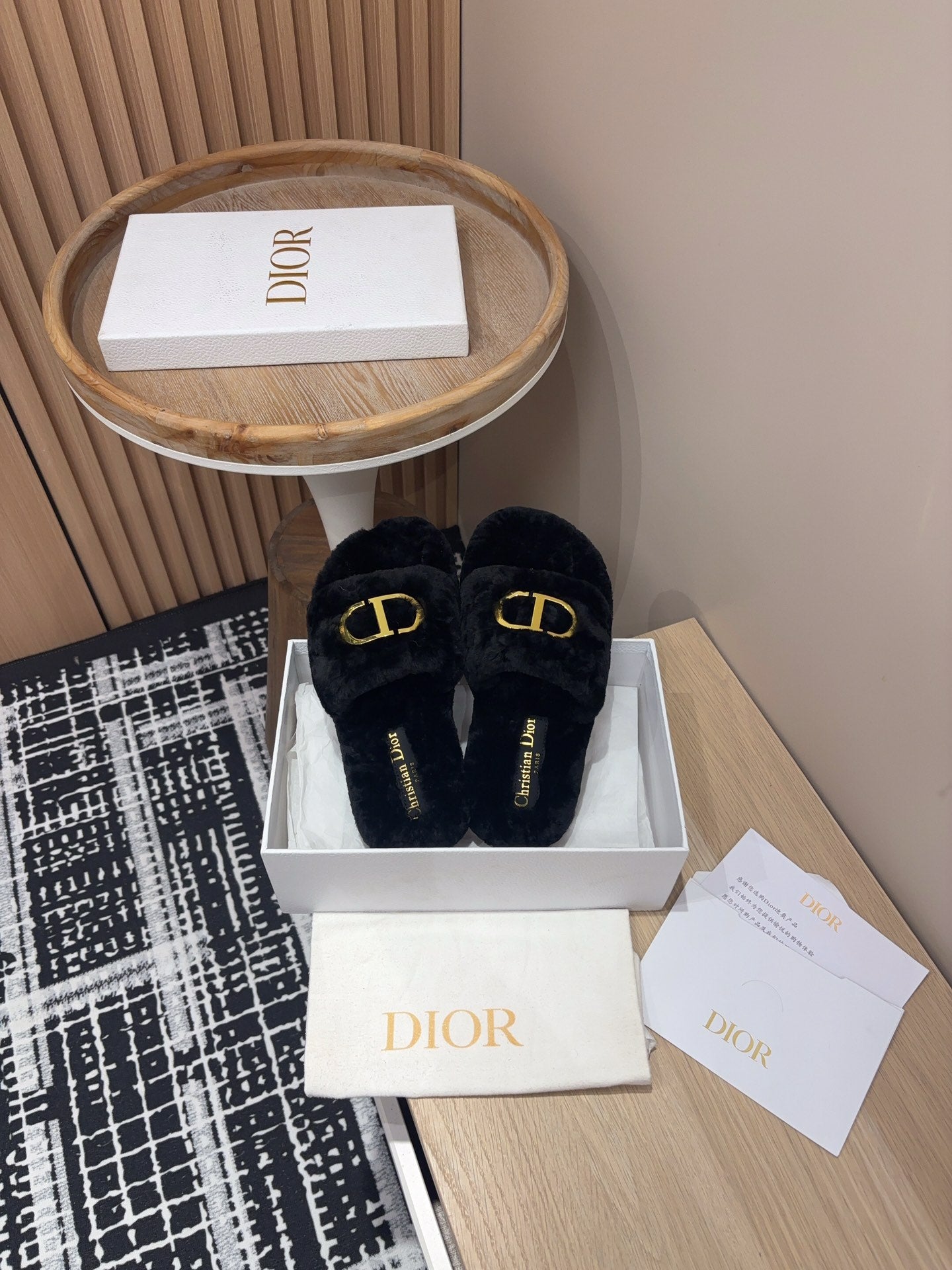 THICK-SOLE SLIPPER IN BLACK FLEECE WITH GOLD LOGO - 35