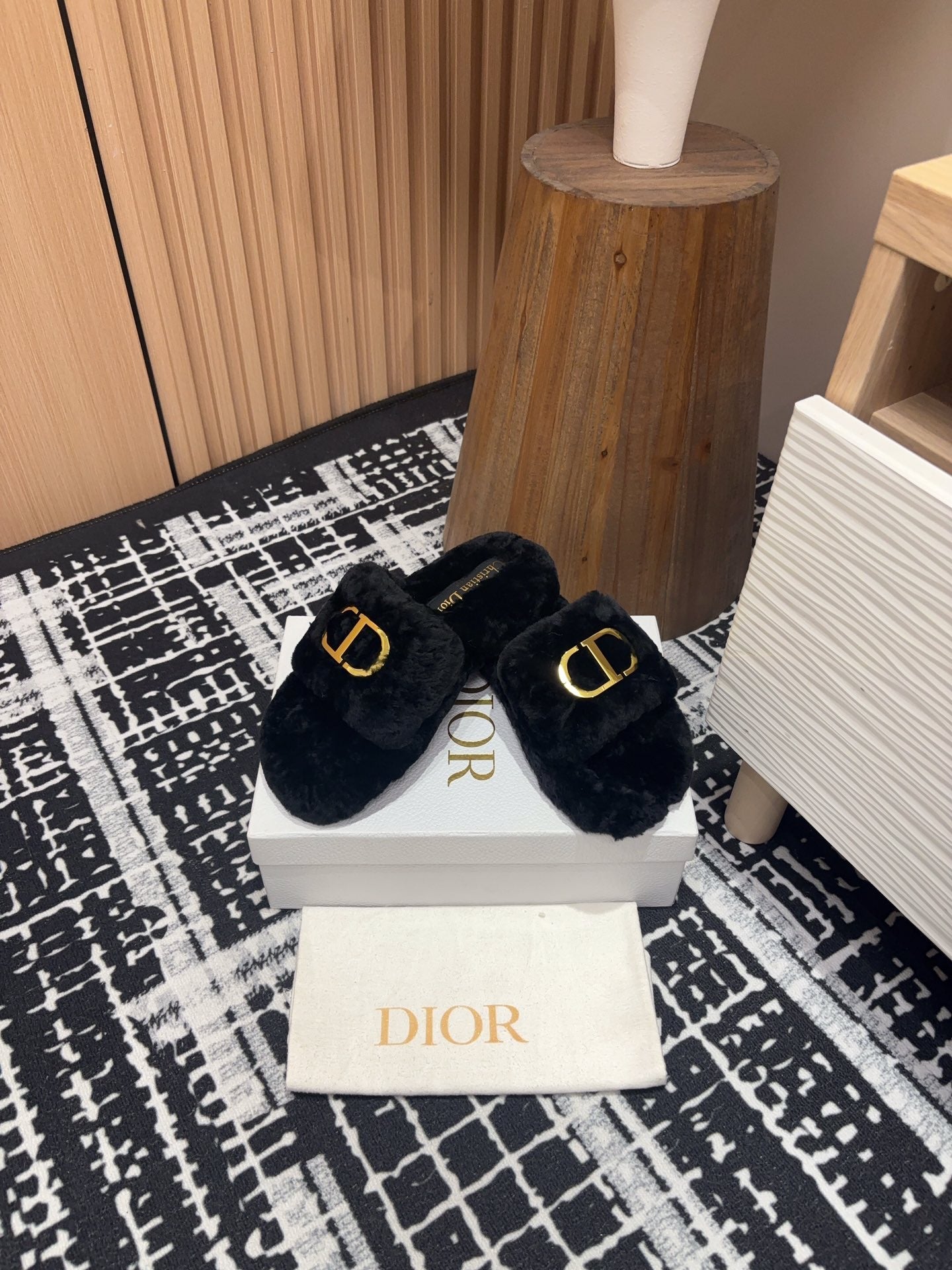 THICK-SOLE SLIPPER IN BLACK FLEECE WITH GOLD LOGO - 35