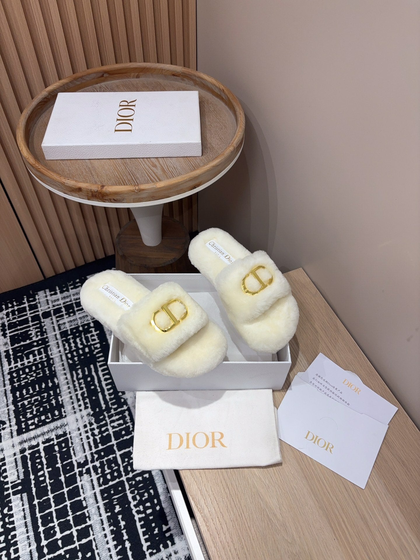 THICK-SOLE SLIPPER IN WHITE CREAM FLEECE WITH GOLD LOGO - 35