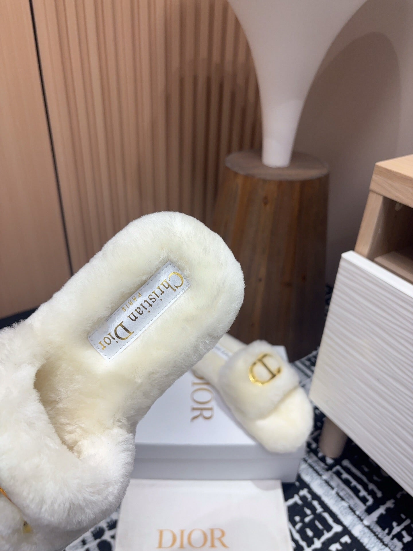 THICK-SOLE SLIPPER IN WHITE CREAM FLEECE WITH GOLD LOGO - 35