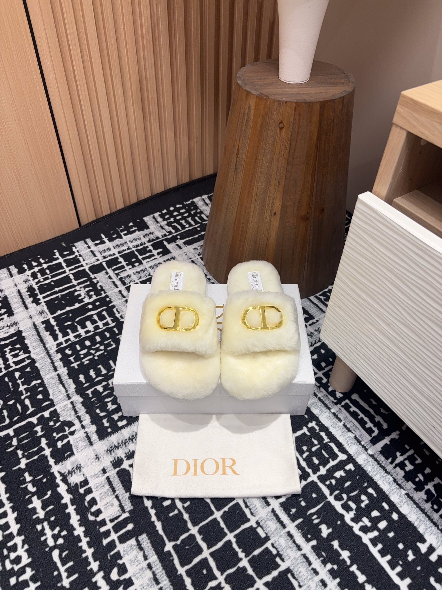 THICK-SOLE SLIPPER IN WHITE CREAM FLEECE WITH GOLD LOGO - 35