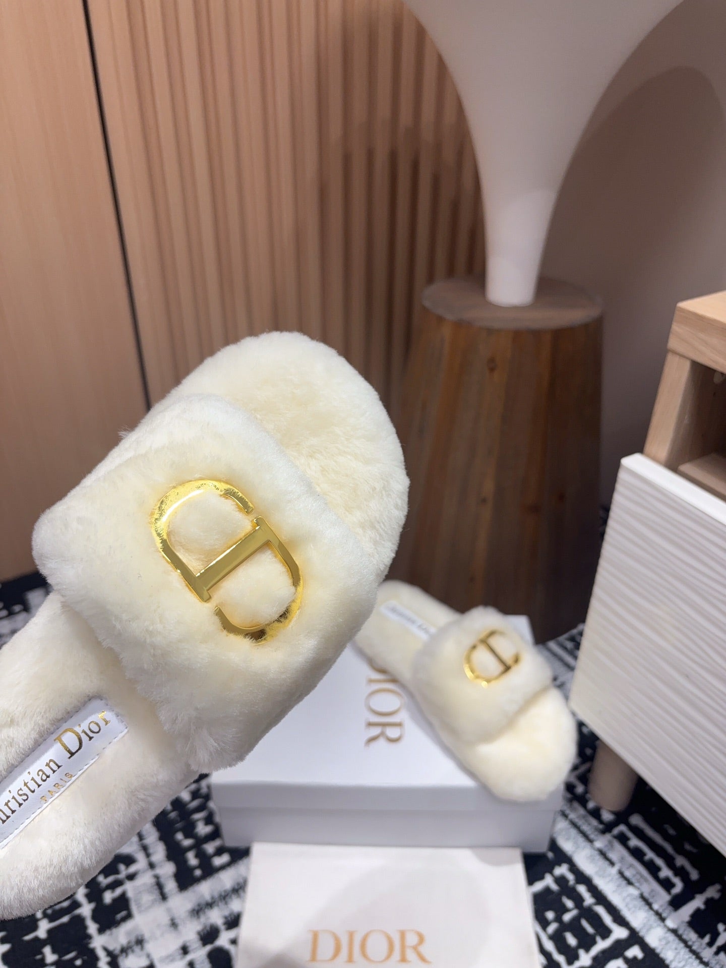 THICK-SOLE SLIPPER IN WHITE CREAM FLEECE WITH GOLD LOGO - 35