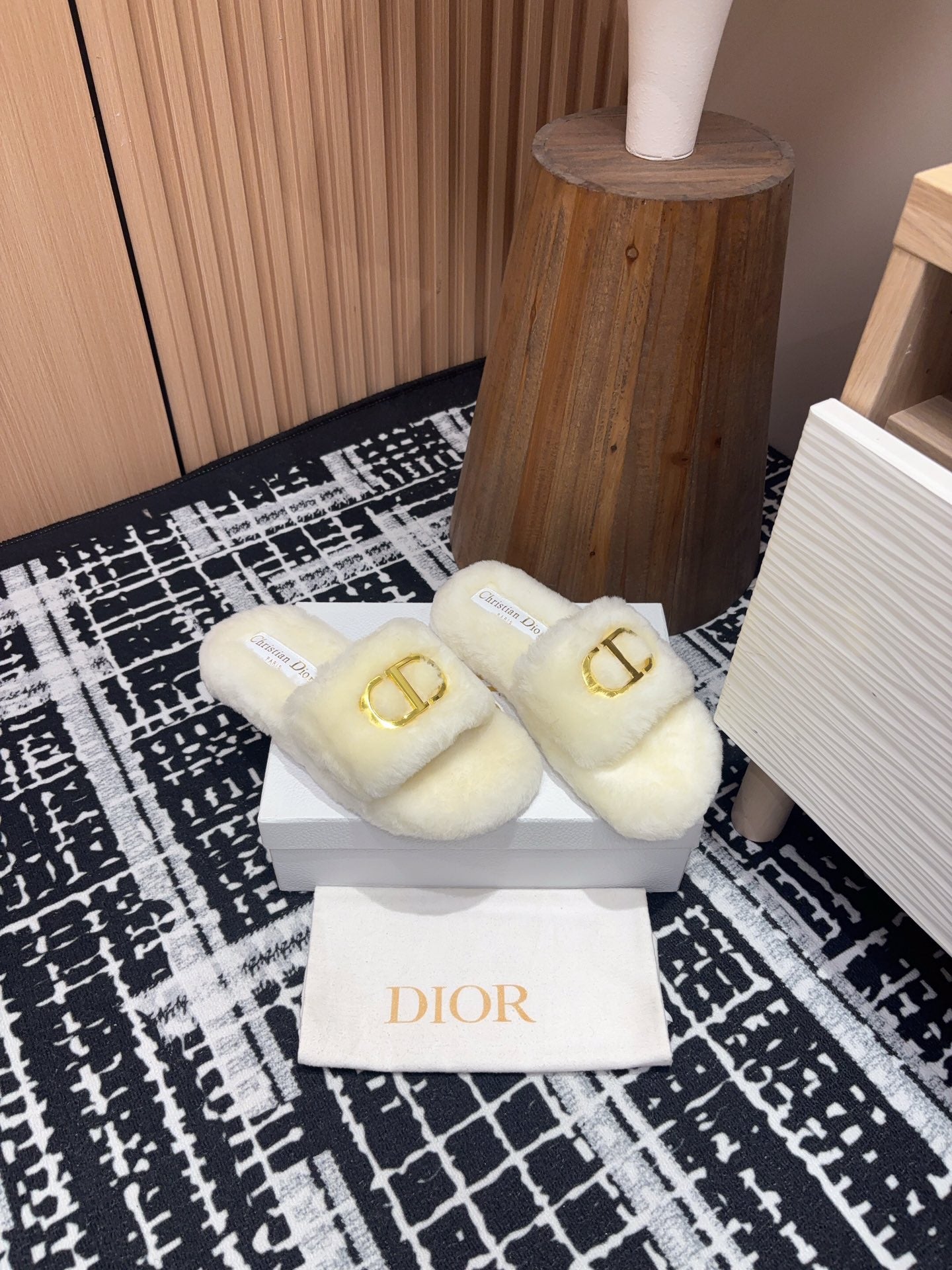 THICK-SOLE SLIPPER IN WHITE CREAM FLEECE WITH GOLD LOGO - 35