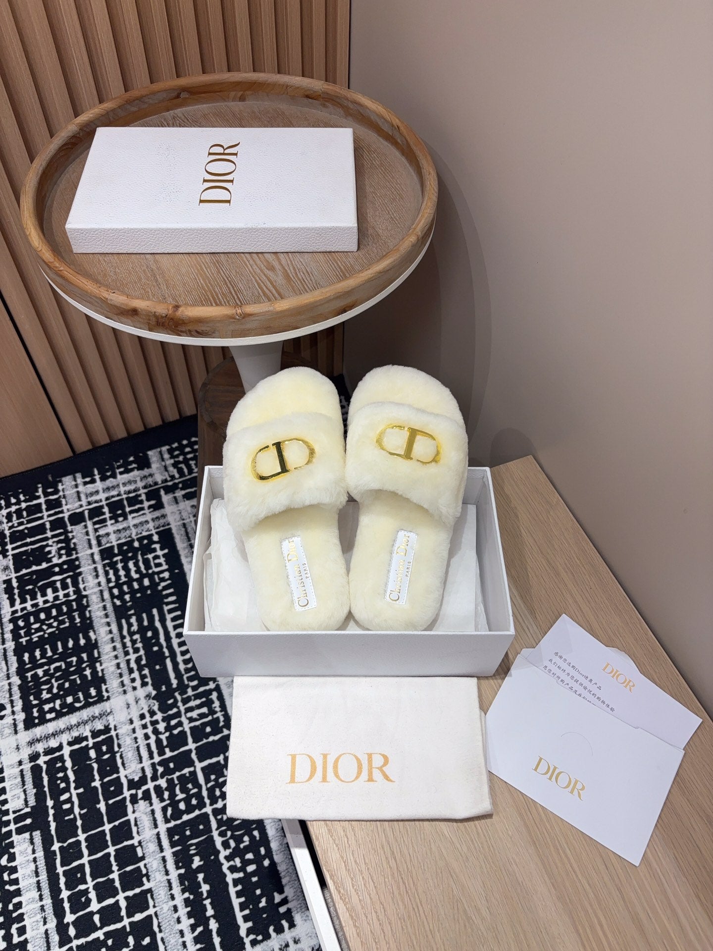 THICK-SOLE SLIPPER IN WHITE CREAM FLEECE WITH GOLD LOGO - 35