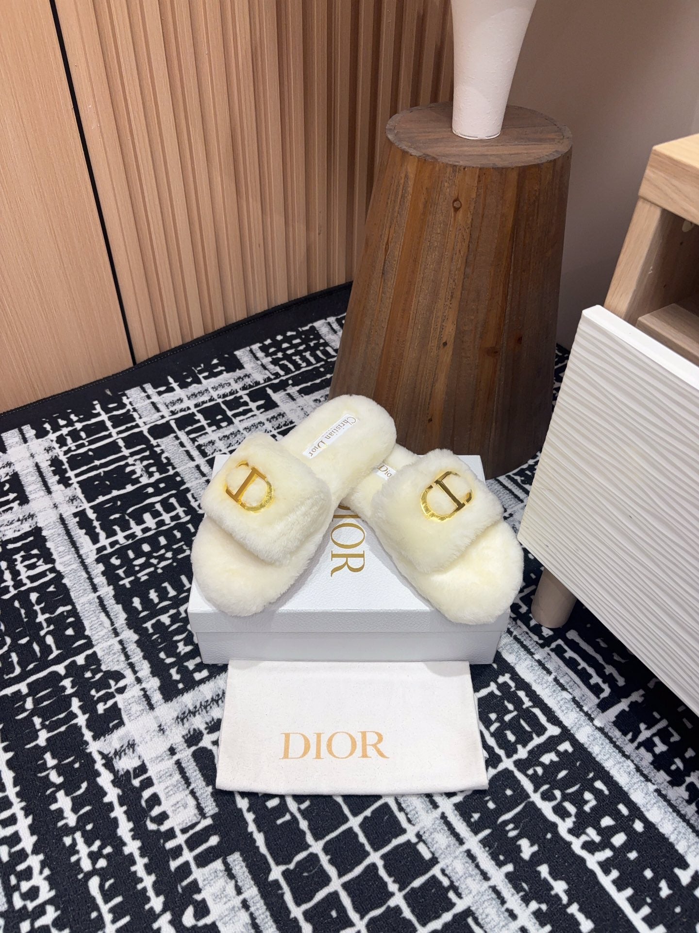 THICK-SOLE SLIPPER IN WHITE CREAM FLEECE WITH GOLD LOGO - 35