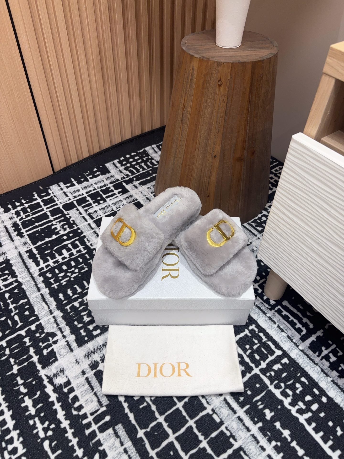 THICK-SOLE SLIPPER IN PALE GRAY FLEECE WITH GOLD LOGO - 35