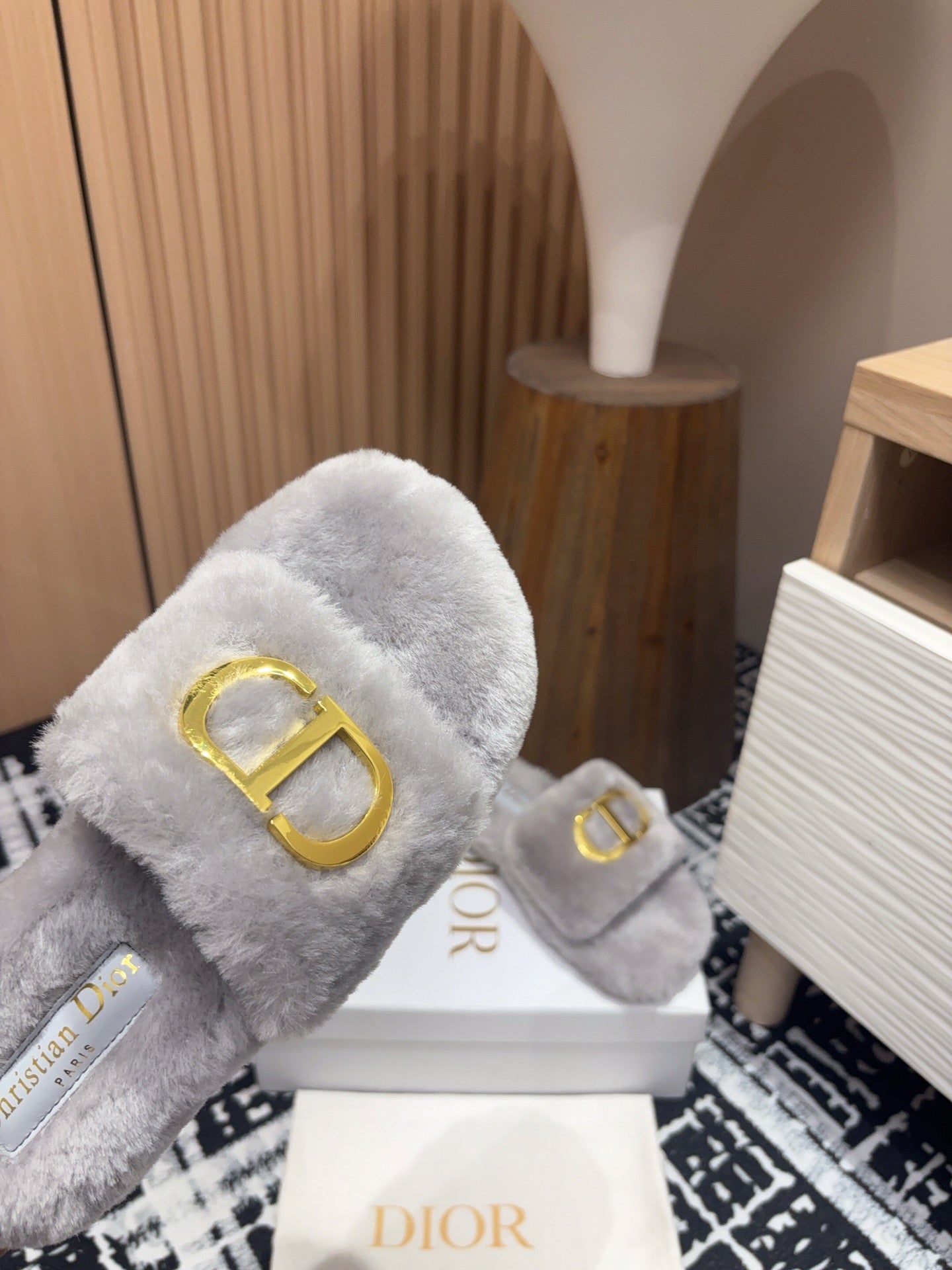 THICK-SOLE SLIPPER IN PALE GRAY FLEECE WITH GOLD LOGO - 35