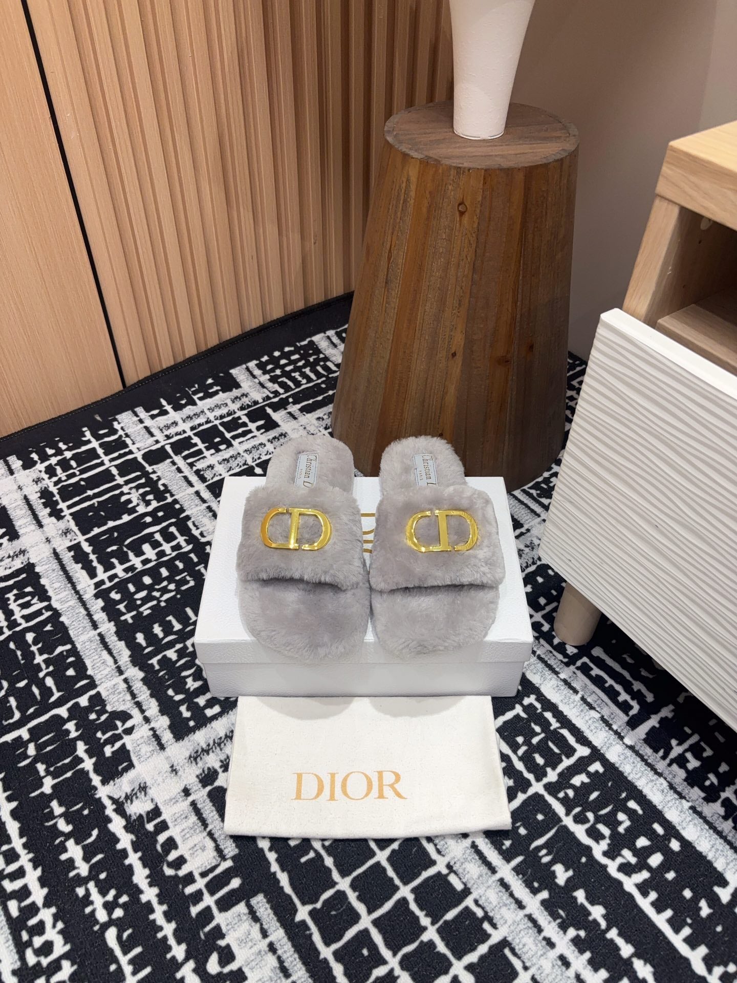 THICK-SOLE SLIPPER IN PALE GRAY FLEECE WITH GOLD LOGO - 35