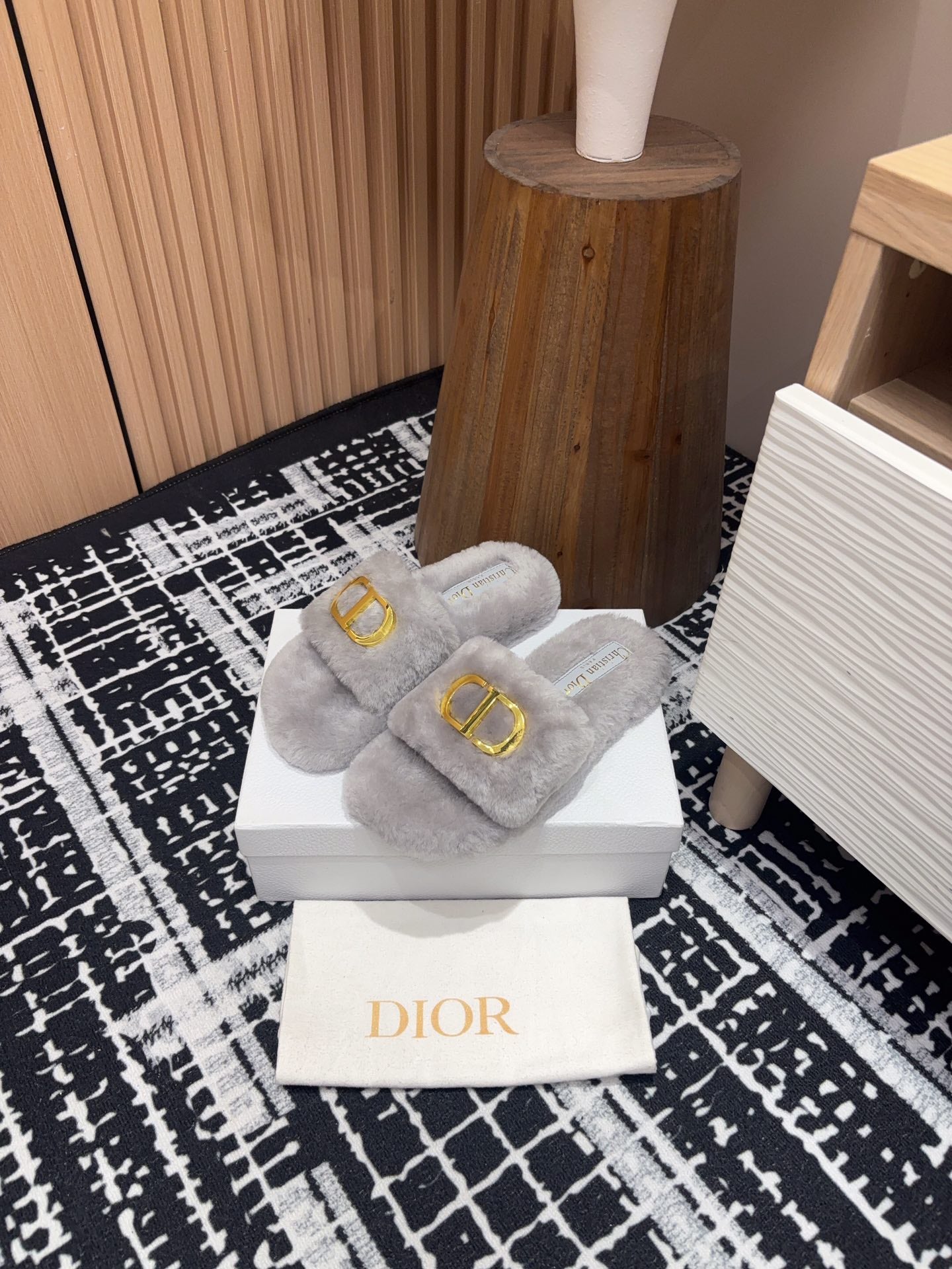 THICK-SOLE SLIPPER IN PALE GRAY FLEECE WITH GOLD LOGO - 35