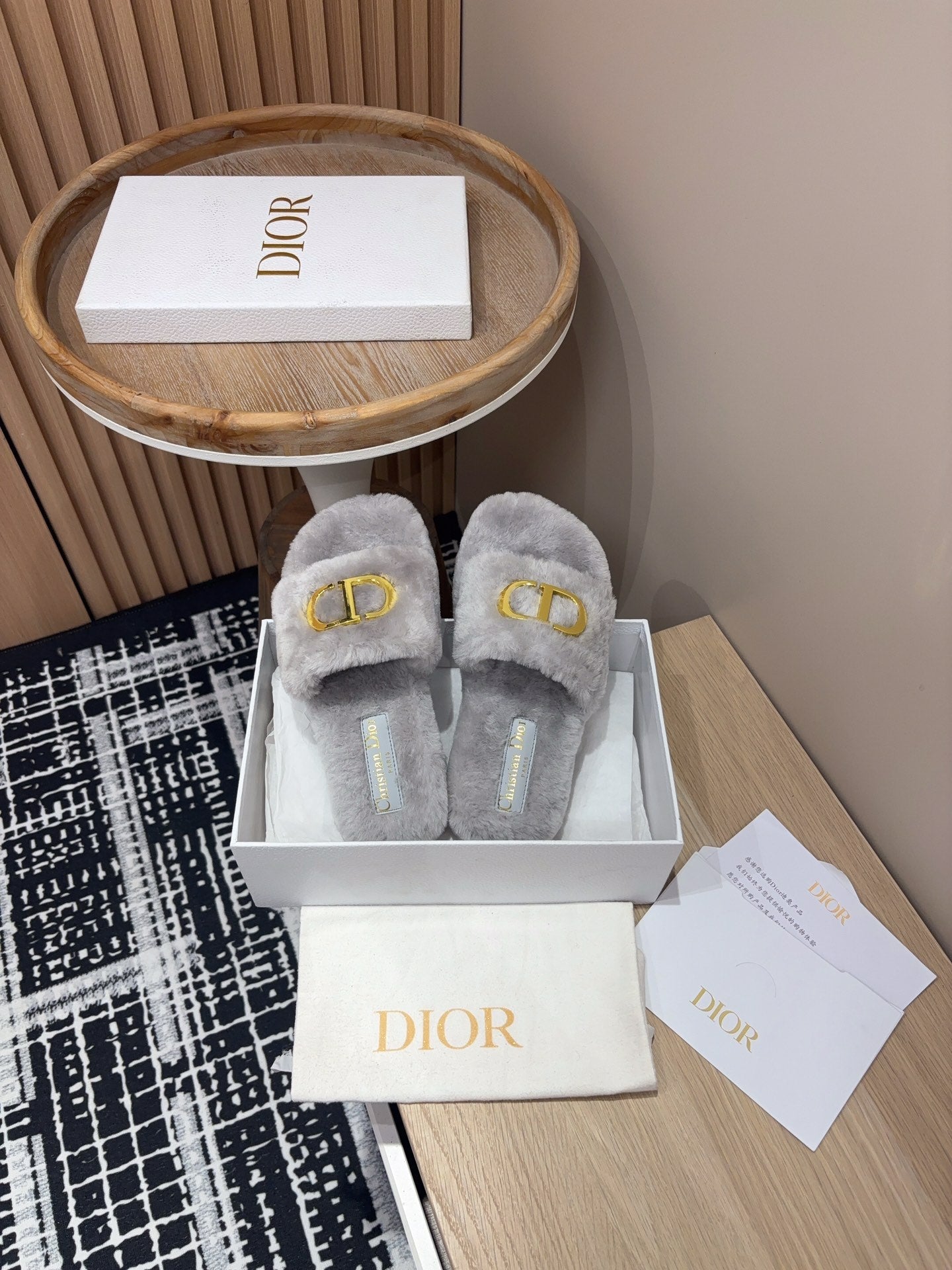 THICK-SOLE SLIPPER IN PALE GRAY FLEECE WITH GOLD LOGO - 35