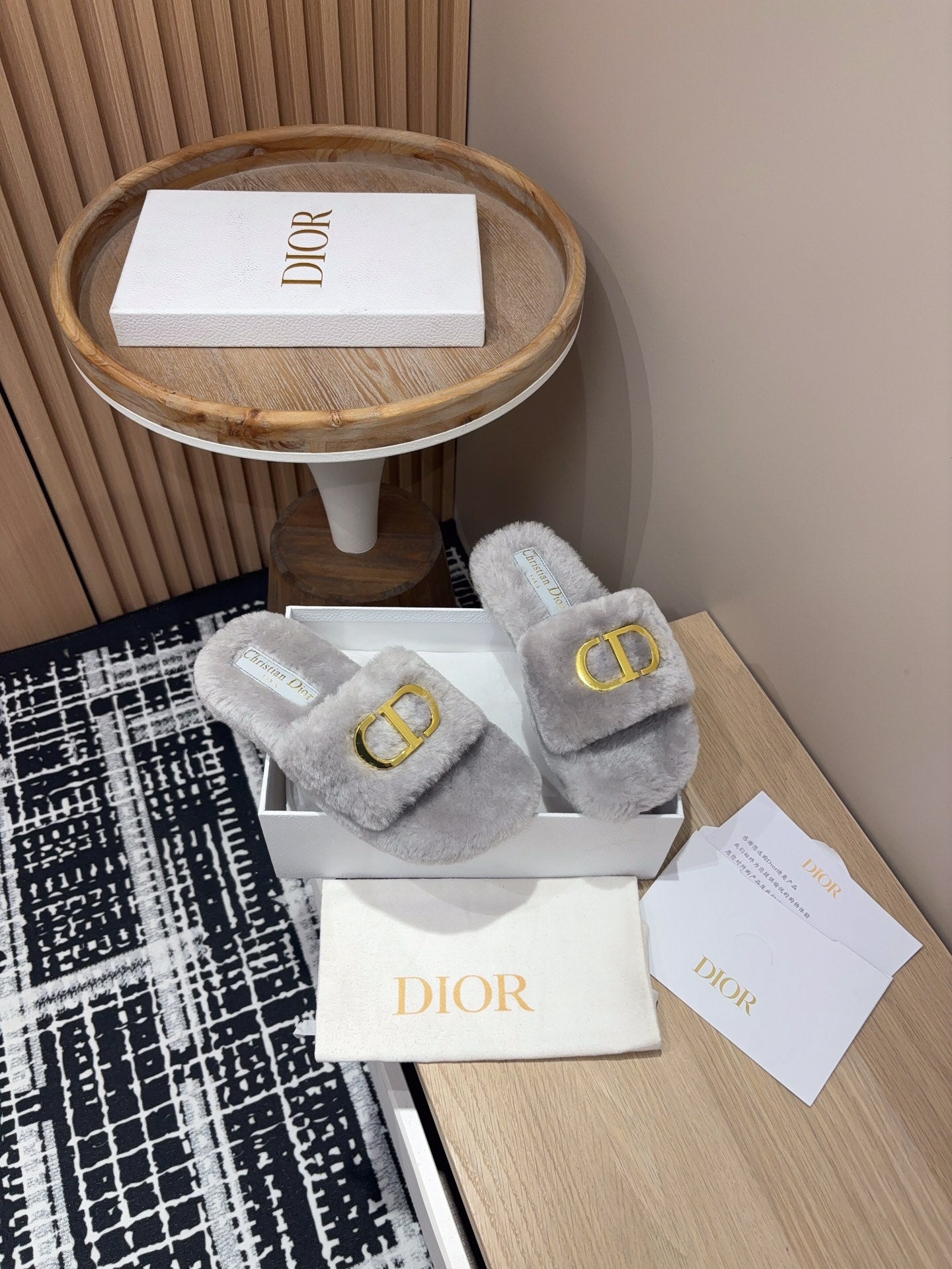 THICK-SOLE SLIPPER IN PALE GRAY FLEECE WITH GOLD LOGO - 35