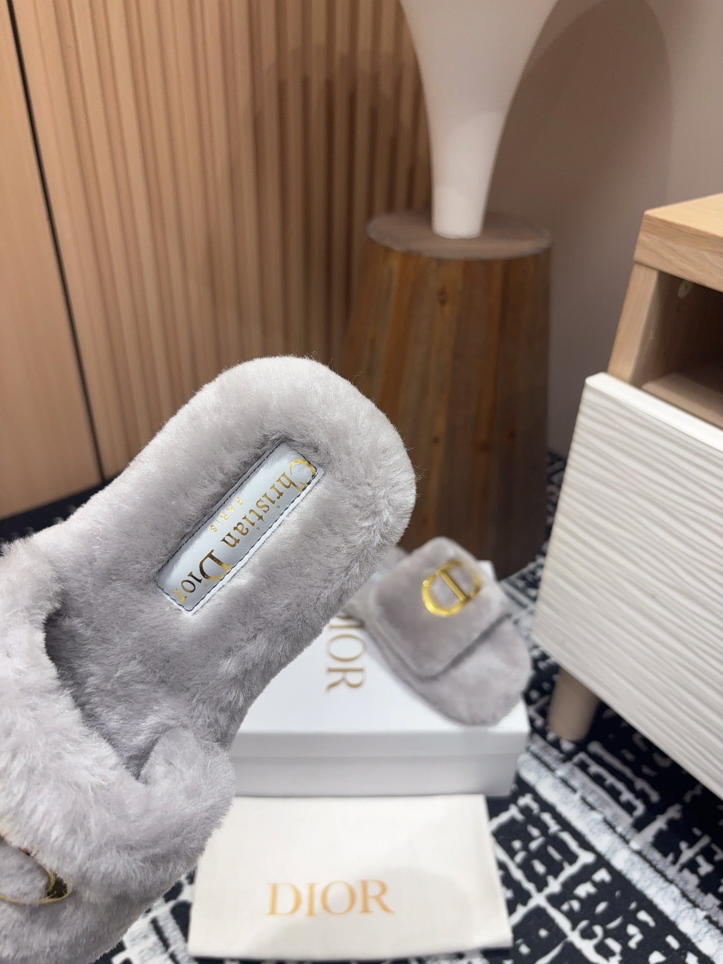THICK-SOLE SLIPPER IN PALE GRAY FLEECE WITH GOLD LOGO - 35