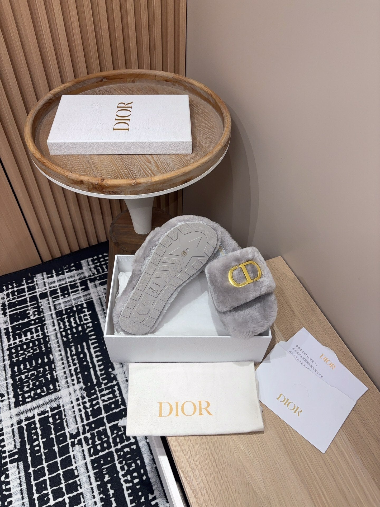 THICK-SOLE SLIPPER IN PALE GRAY FLEECE WITH GOLD LOGO - 35