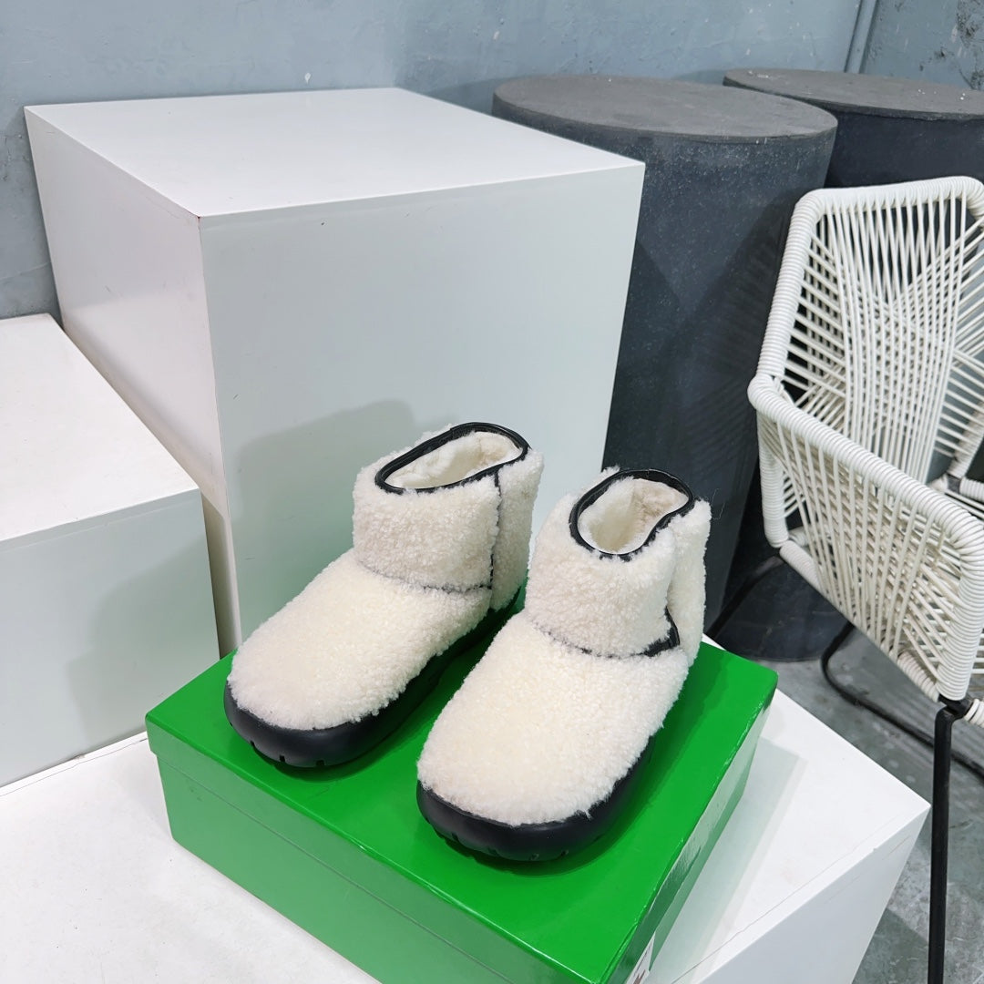 MINI ANKLE BOOT IN WHITE SHEARLING WITH BLACK ULTRA LIGHTWEIGHT RUBBER OUTSOLE - 35
