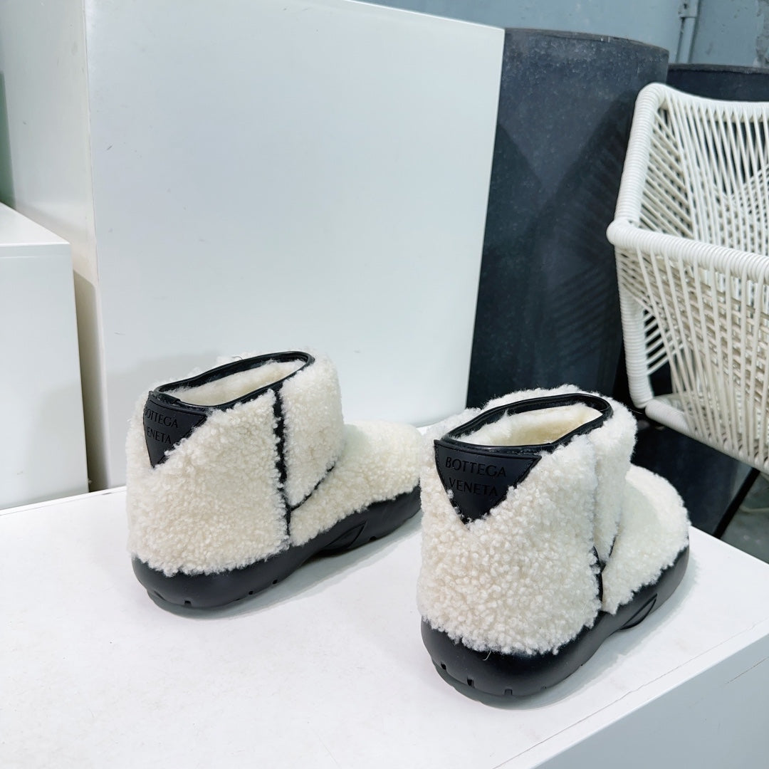 MINI ANKLE BOOT IN WHITE SHEARLING WITH BLACK ULTRA LIGHTWEIGHT RUBBER OUTSOLE - 35