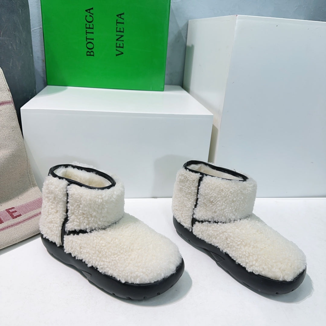 MINI ANKLE BOOT IN WHITE SHEARLING WITH BLACK ULTRA LIGHTWEIGHT RUBBER OUTSOLE - 35