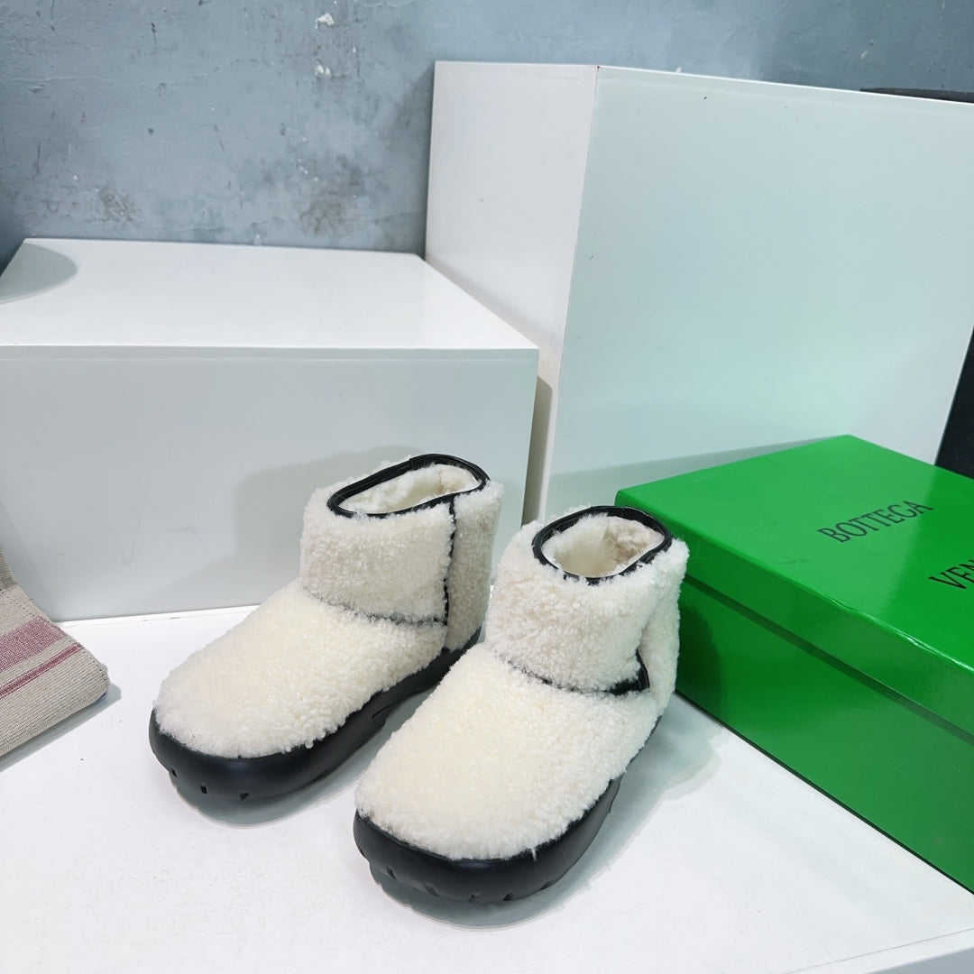 MINI ANKLE BOOT IN WHITE SHEARLING WITH BLACK ULTRA LIGHTWEIGHT RUBBER OUTSOLE - 35