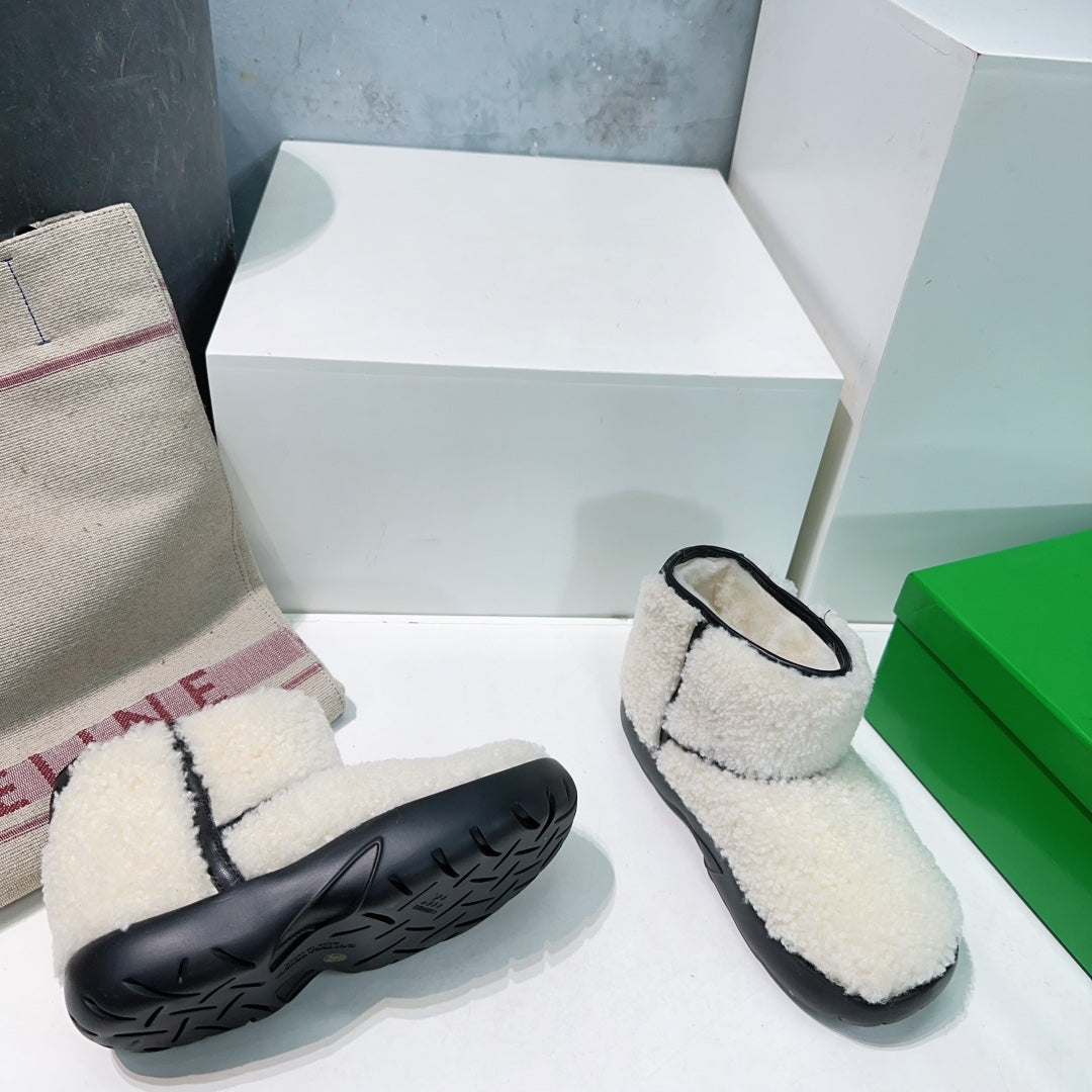 MINI ANKLE BOOT IN WHITE SHEARLING WITH BLACK ULTRA LIGHTWEIGHT RUBBER OUTSOLE - 35