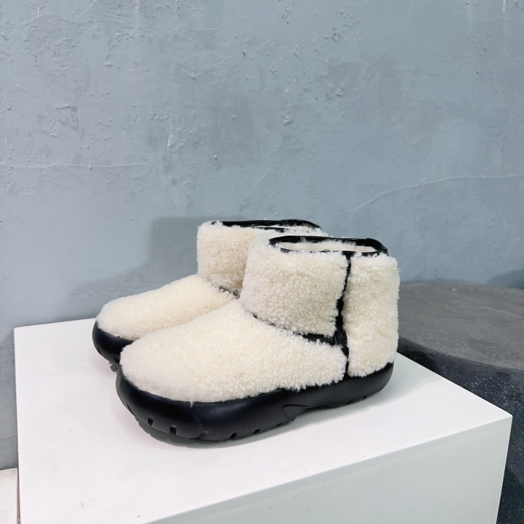 MINI ANKLE BOOT IN WHITE SHEARLING WITH BLACK ULTRA LIGHTWEIGHT RUBBER OUTSOLE - 35