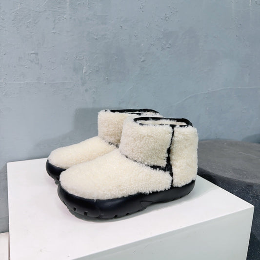 MINI ANKLE BOOT IN WHITE SHEARLING WITH BLACK ULTRA LIGHTWEIGHT RUBBER OUTSOLE - 35