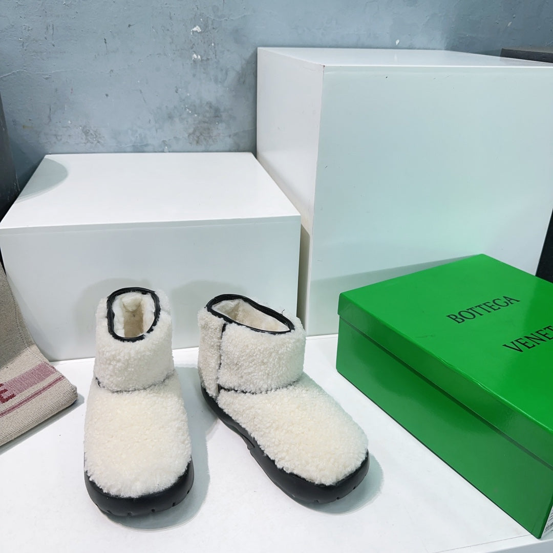MINI ANKLE BOOT IN WHITE SHEARLING WITH BLACK ULTRA LIGHTWEIGHT RUBBER OUTSOLE - 35