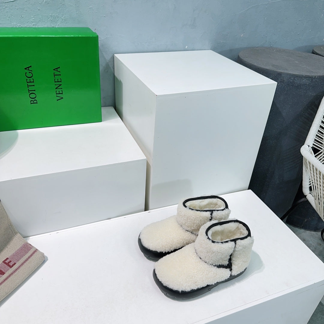 MINI ANKLE BOOT IN WHITE SHEARLING WITH BLACK ULTRA LIGHTWEIGHT RUBBER OUTSOLE - 35