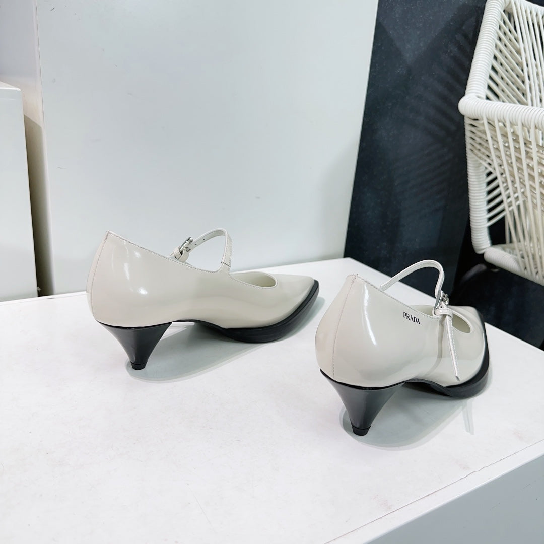 POINTED TOE MEDIUM HEEL PUMPS IN RICE WHITE GLOSSY LAMBSKIN - 35