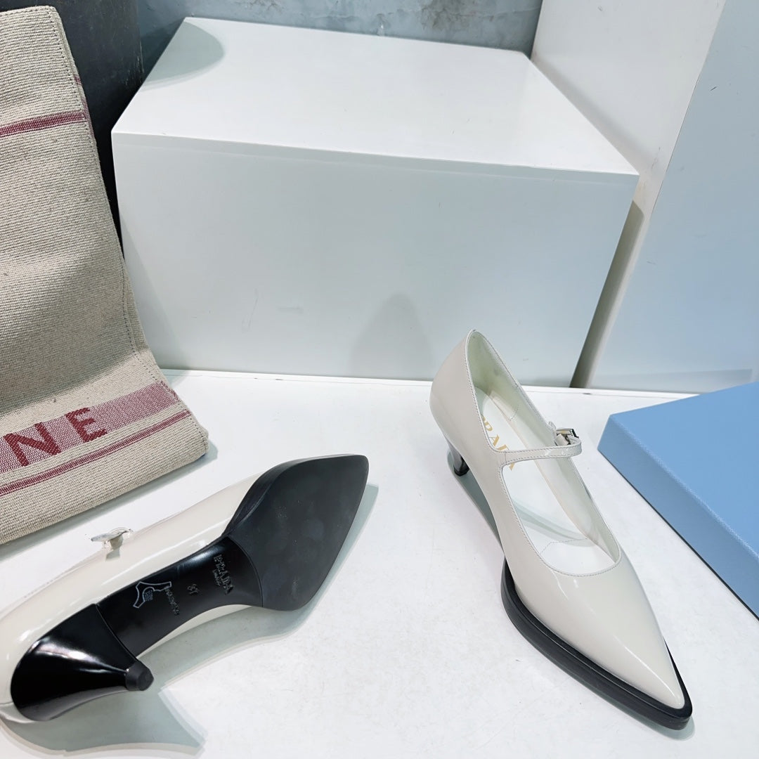 POINTED TOE MEDIUM HEEL PUMPS IN RICE WHITE GLOSSY LAMBSKIN - 35