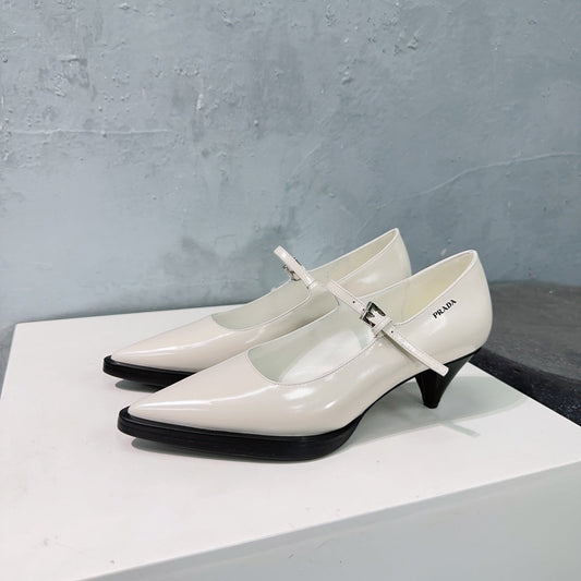 POINTED TOE MEDIUM HEEL PUMPS IN RICE WHITE GLOSSY LAMBSKIN - 35