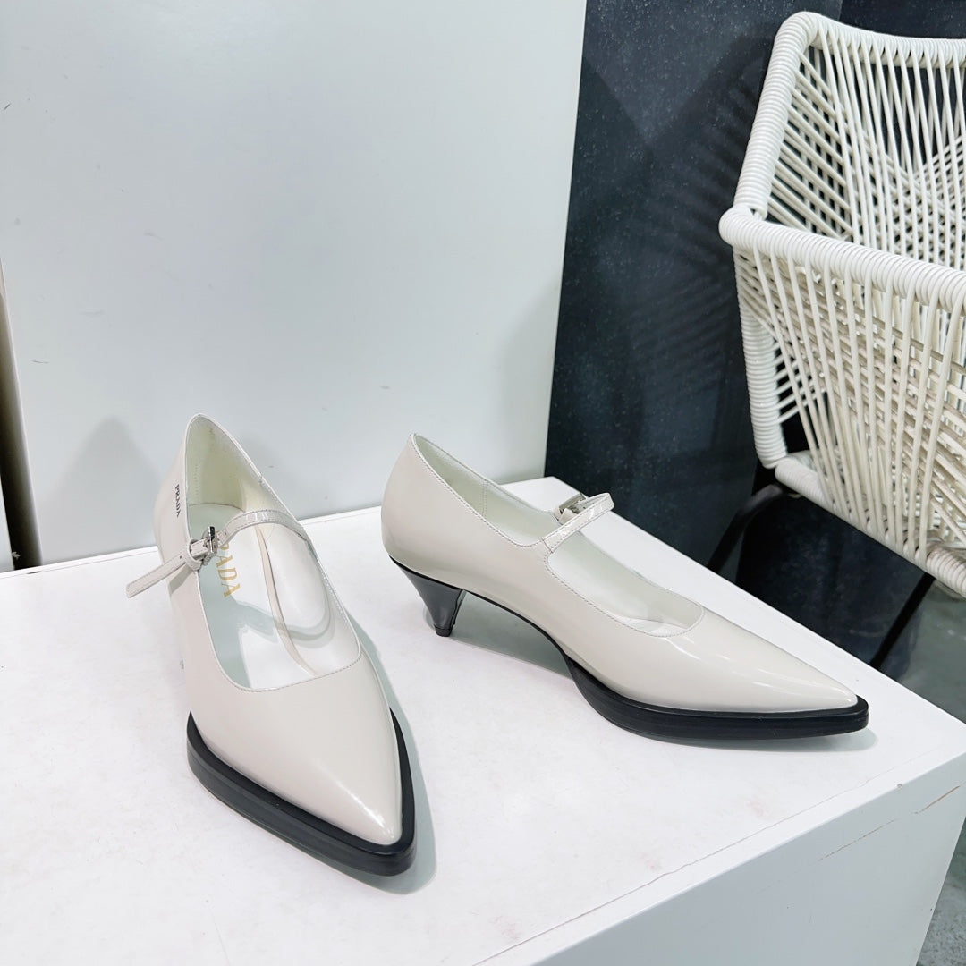 POINTED TOE MEDIUM HEEL PUMPS IN RICE WHITE GLOSSY LAMBSKIN - 35