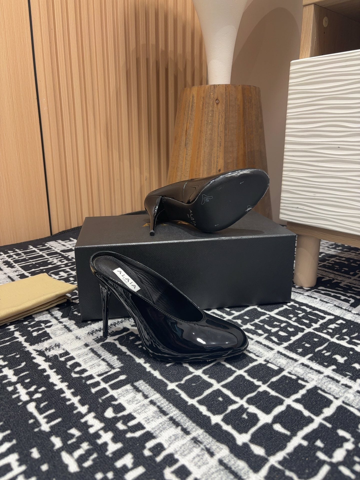 HIGH-HEEL 10 CM MULES IN BLACK PATENT CALFSKIN - 35