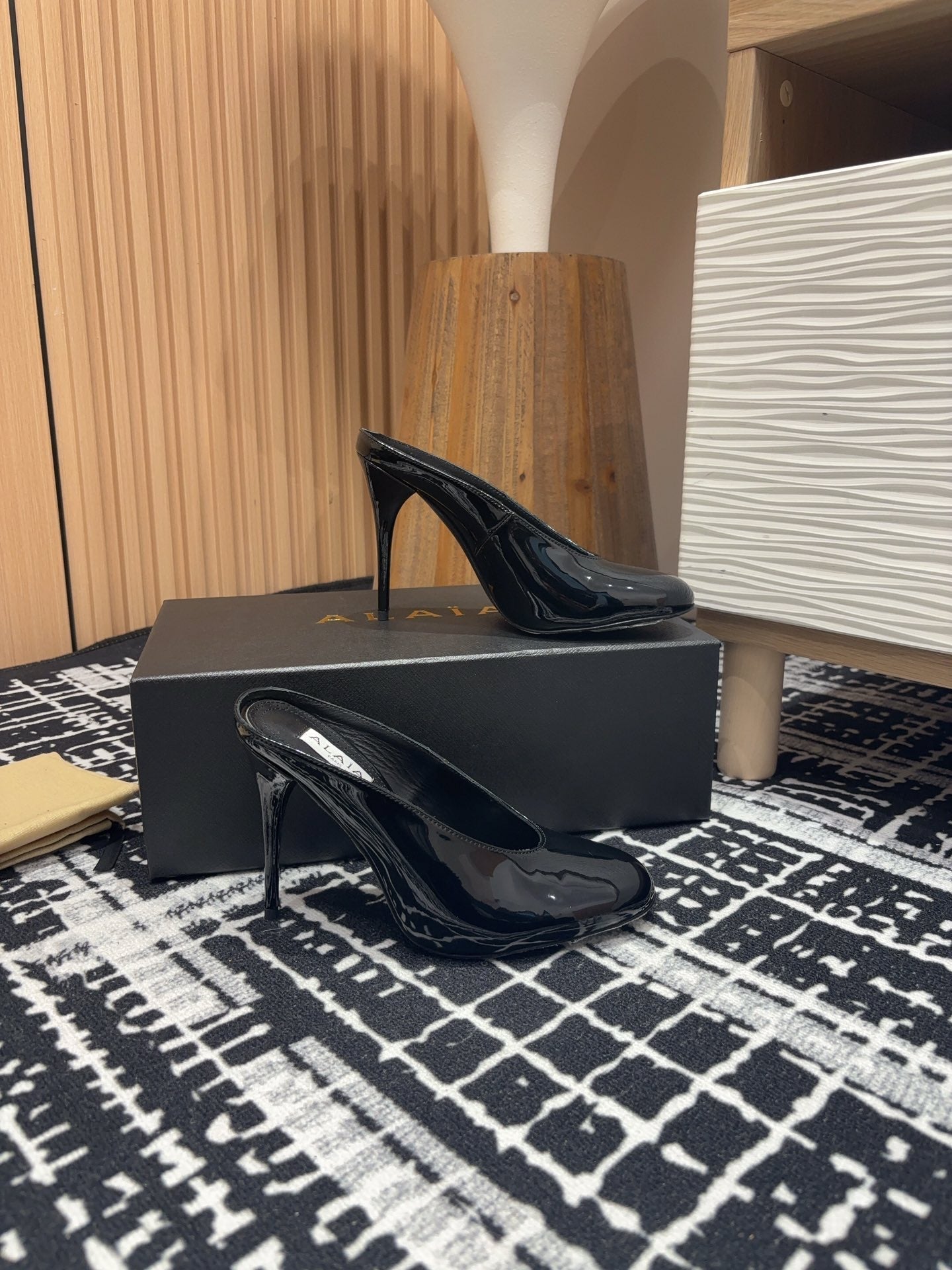 HIGH-HEEL 10 CM MULES IN BLACK PATENT CALFSKIN - 35