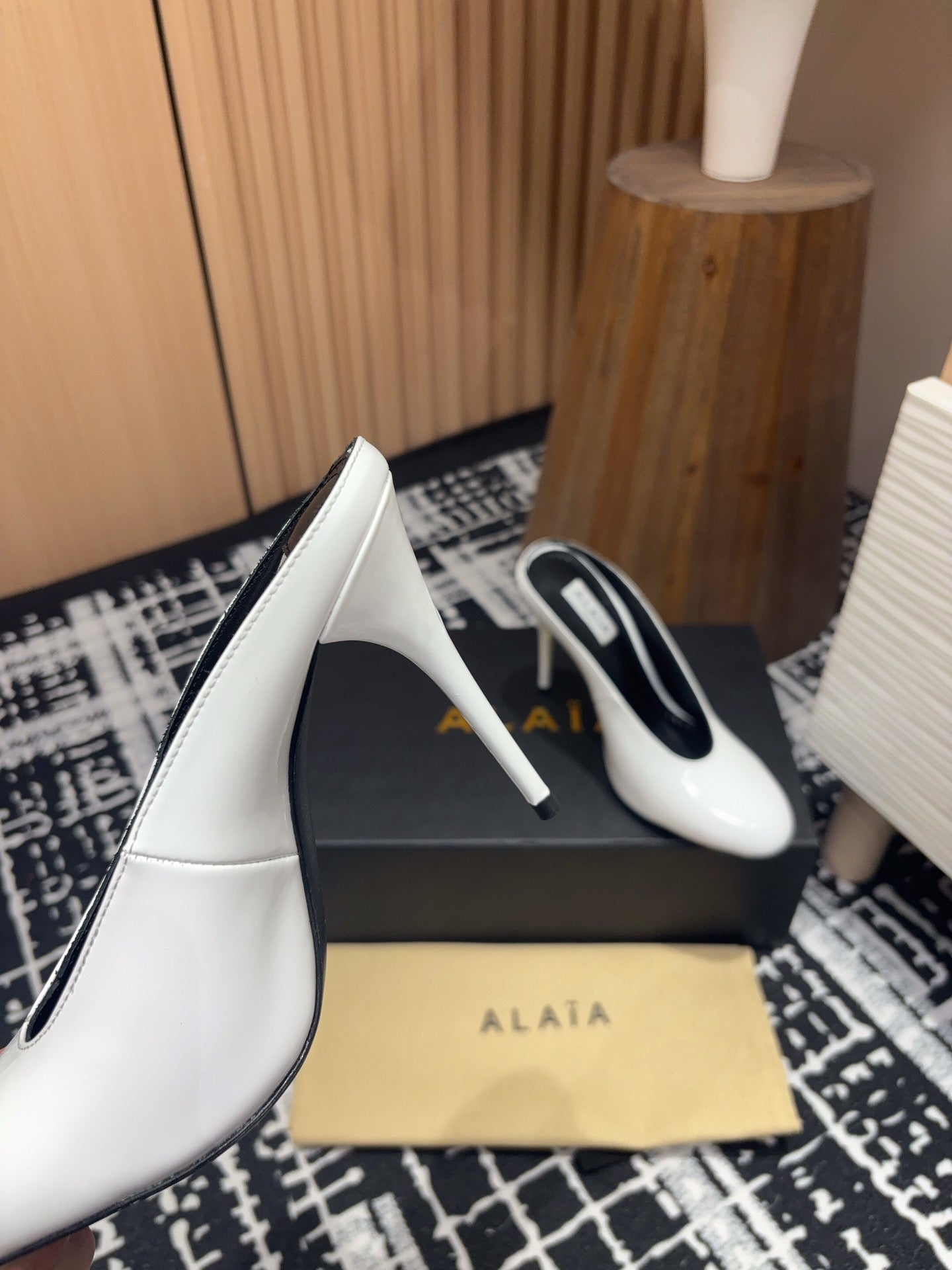 HIGH-HEEL 10 CM MULES IN WHITE PATENT CALFSKIN - 35