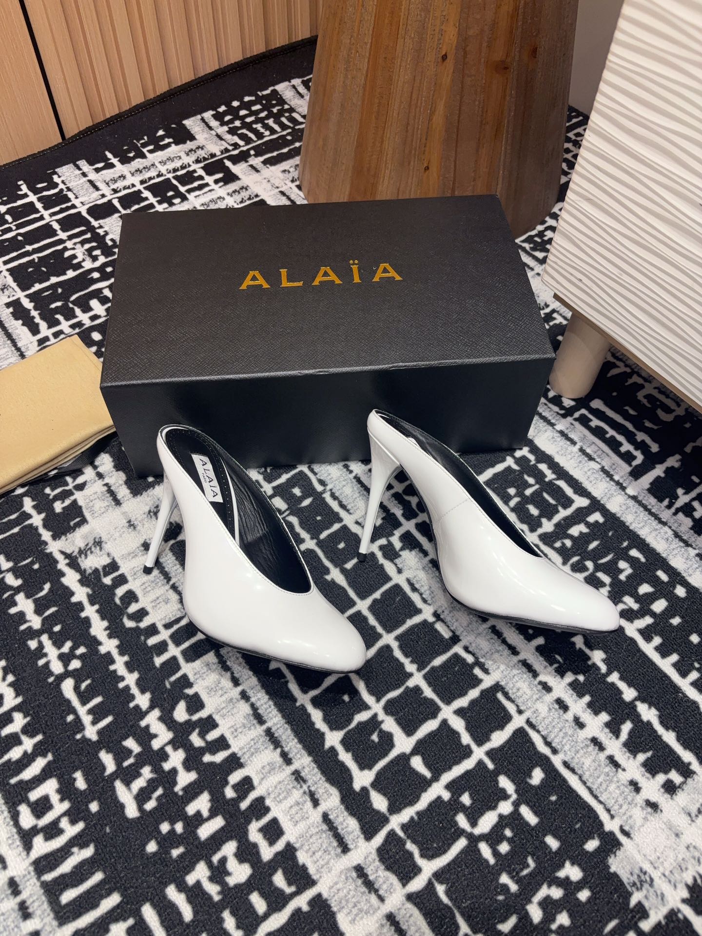 HIGH-HEEL 10 CM MULES IN WHITE PATENT CALFSKIN - 35