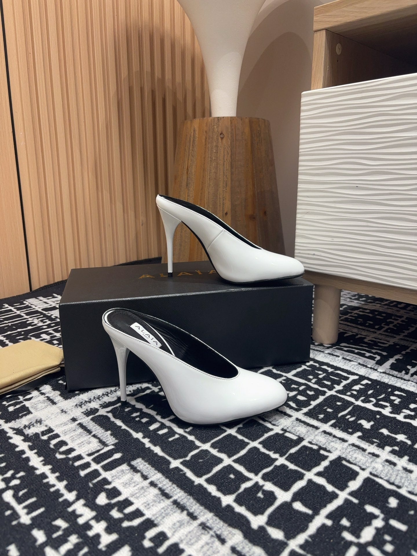 HIGH-HEEL 10 CM MULES IN WHITE PATENT CALFSKIN - 35
