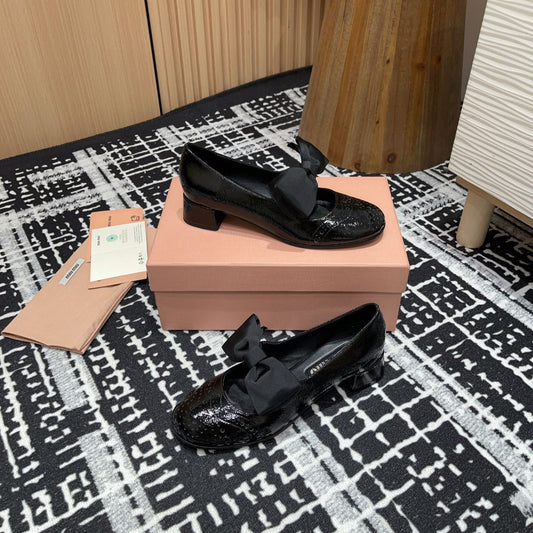MARY JANE MID HEEL PUMPS IN BLACK PATENT LAMBSKIN WITH BOW - 35