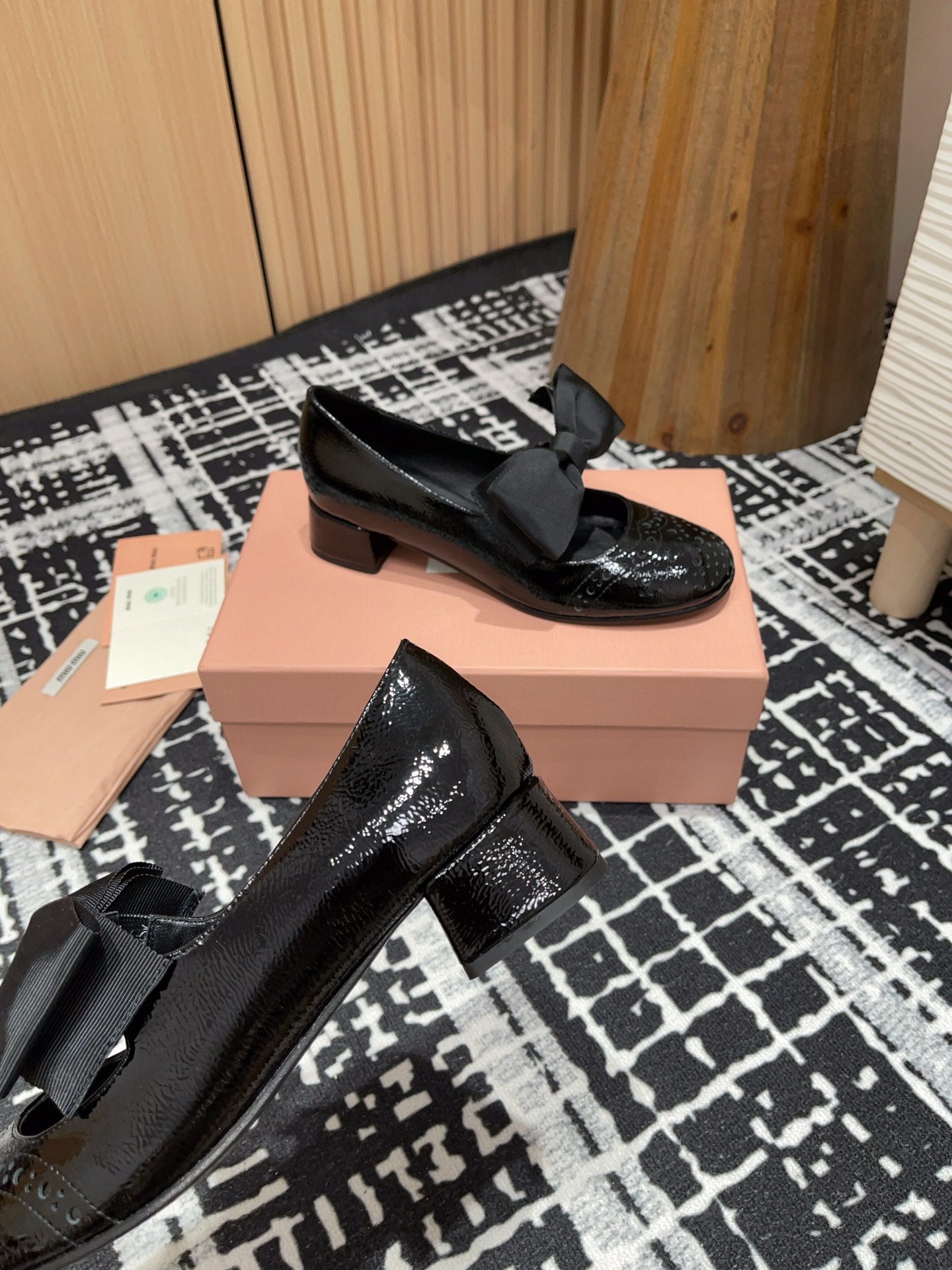 MARY JANE MID HEEL PUMPS IN BLACK PATENT LAMBSKIN WITH BOW - 35