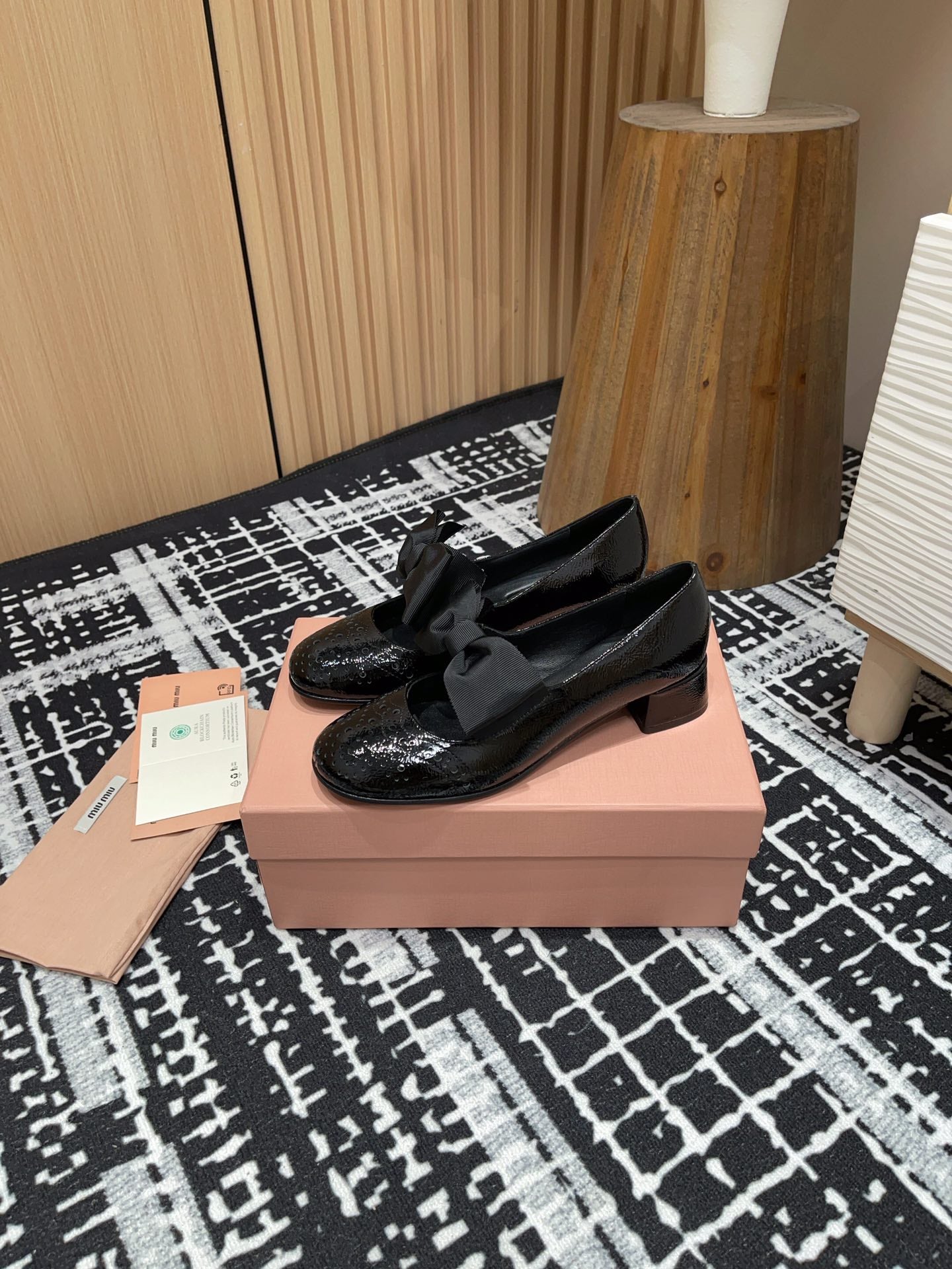 MARY JANE MID HEEL PUMPS IN BLACK PATENT LAMBSKIN WITH BOW - 35