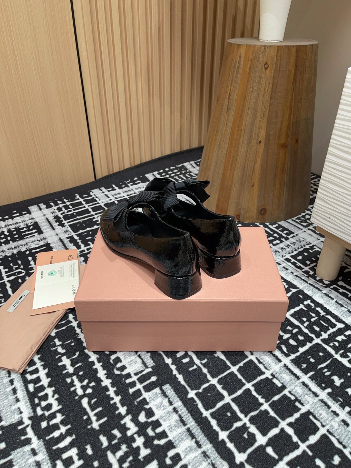 MARY JANE MID HEEL PUMPS IN BLACK PATENT LAMBSKIN WITH BOW - 35