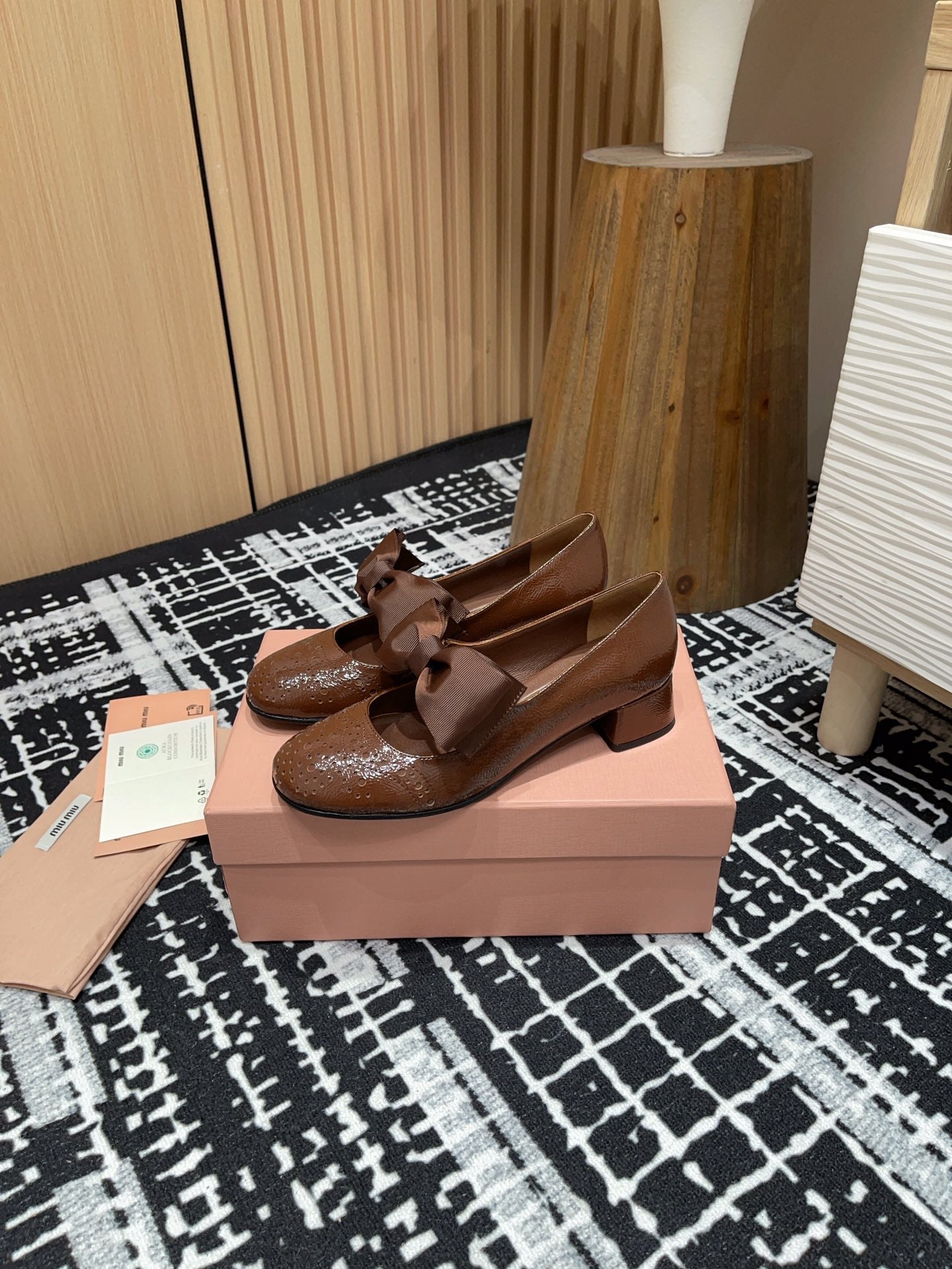 MARY JANE MID HEEL PUMPS IN RUSSET BROWN PATENT LAMBSKIN WITH BOW - 35