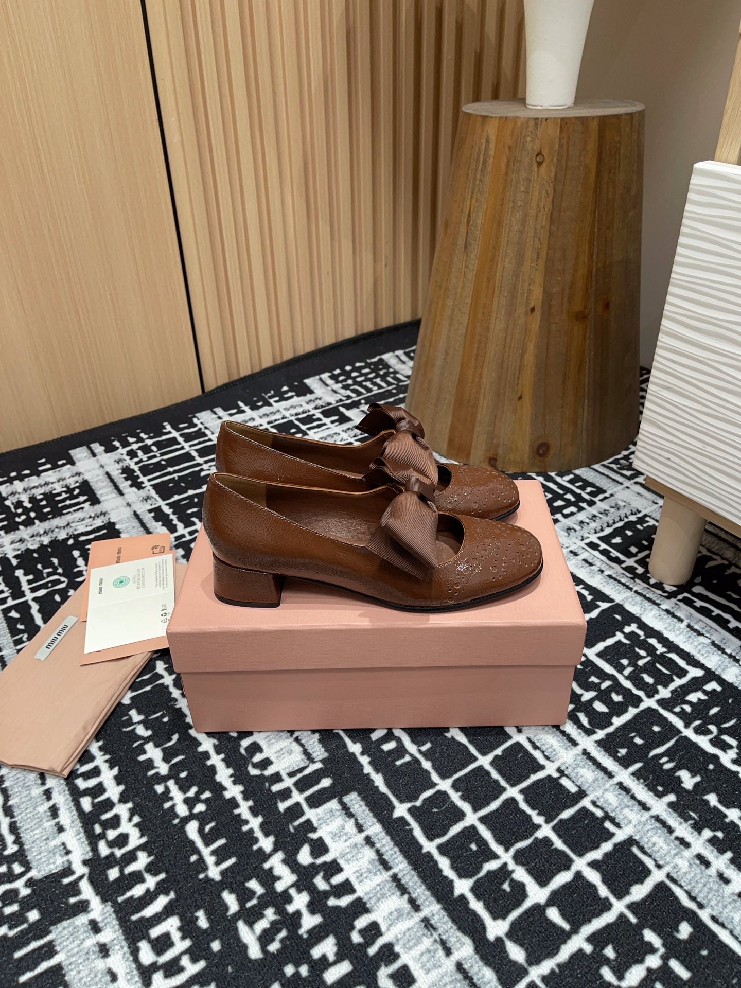 MARY JANE MID HEEL PUMPS IN RUSSET BROWN PATENT LAMBSKIN WITH BOW - 35