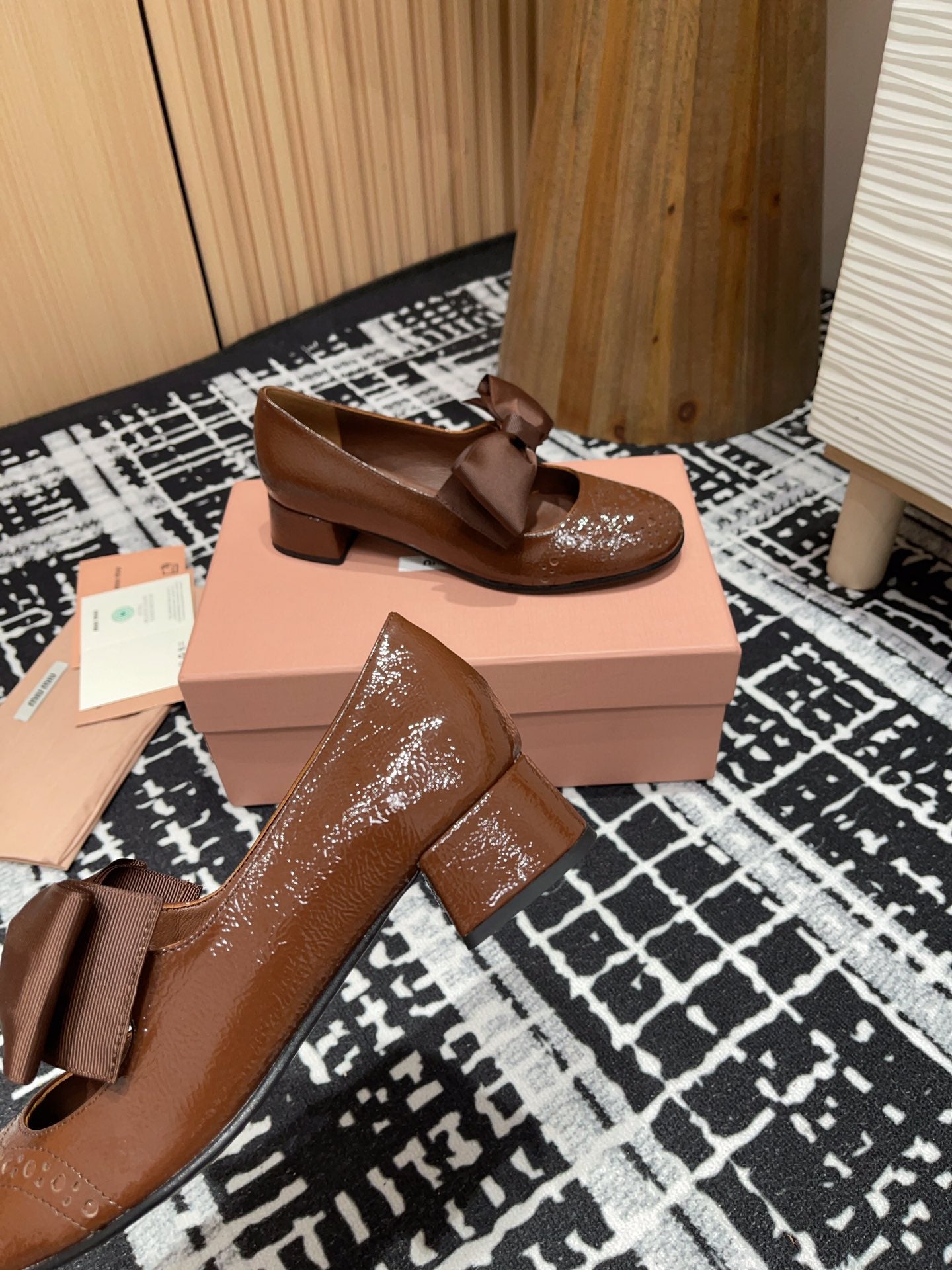 MARY JANE MID HEEL PUMPS IN RUSSET BROWN PATENT LAMBSKIN WITH BOW - 35
