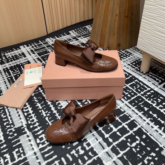 MARY JANE MID HEEL PUMPS IN RUSSET BROWN PATENT LAMBSKIN WITH BOW - 35