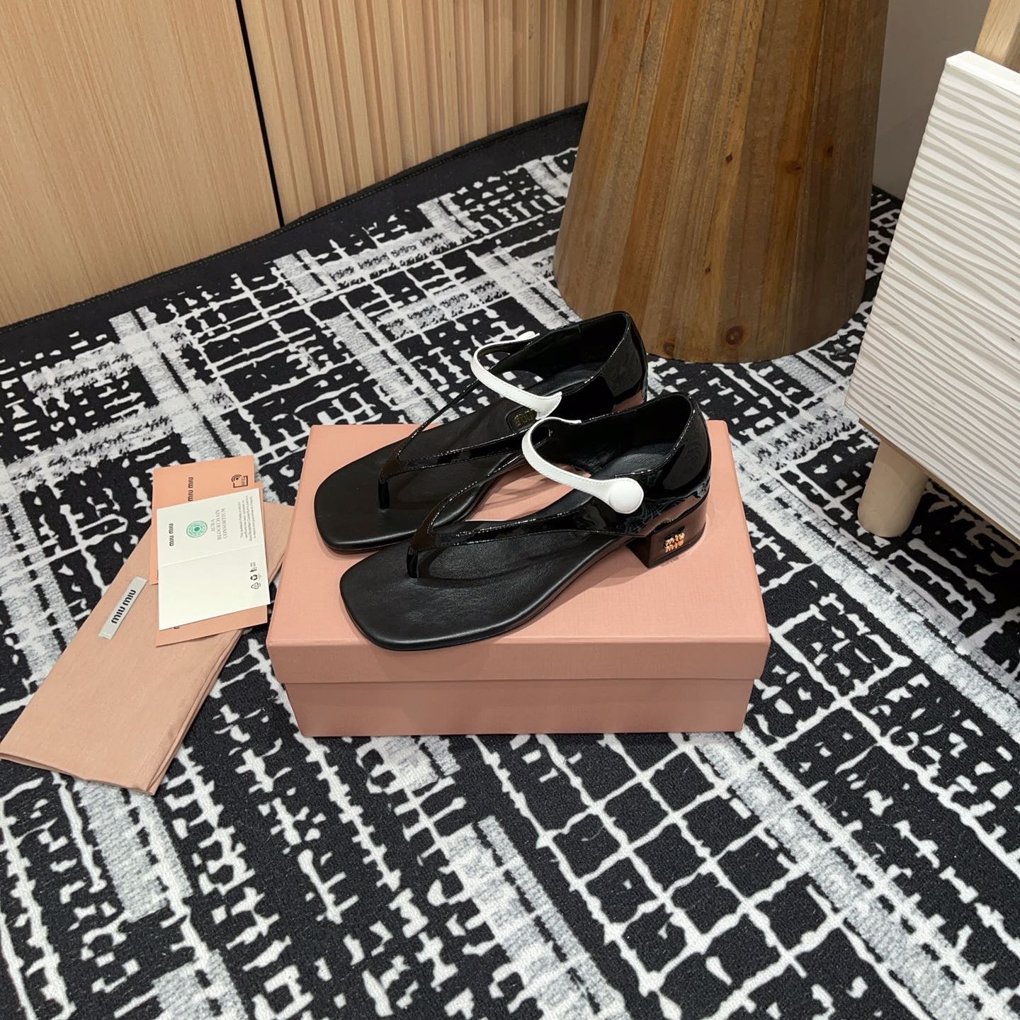 HIGH THONG SANDALS WITH WHITE STRAP IN BLACK GLOSSY LAMBSKIN - 35