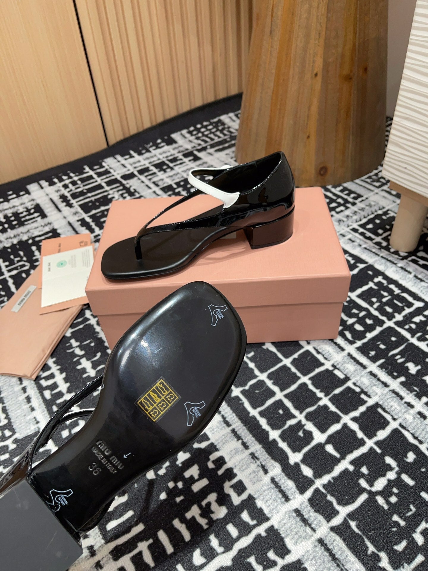HIGH THONG SANDALS WITH WHITE STRAP IN BLACK GLOSSY LAMBSKIN - 35