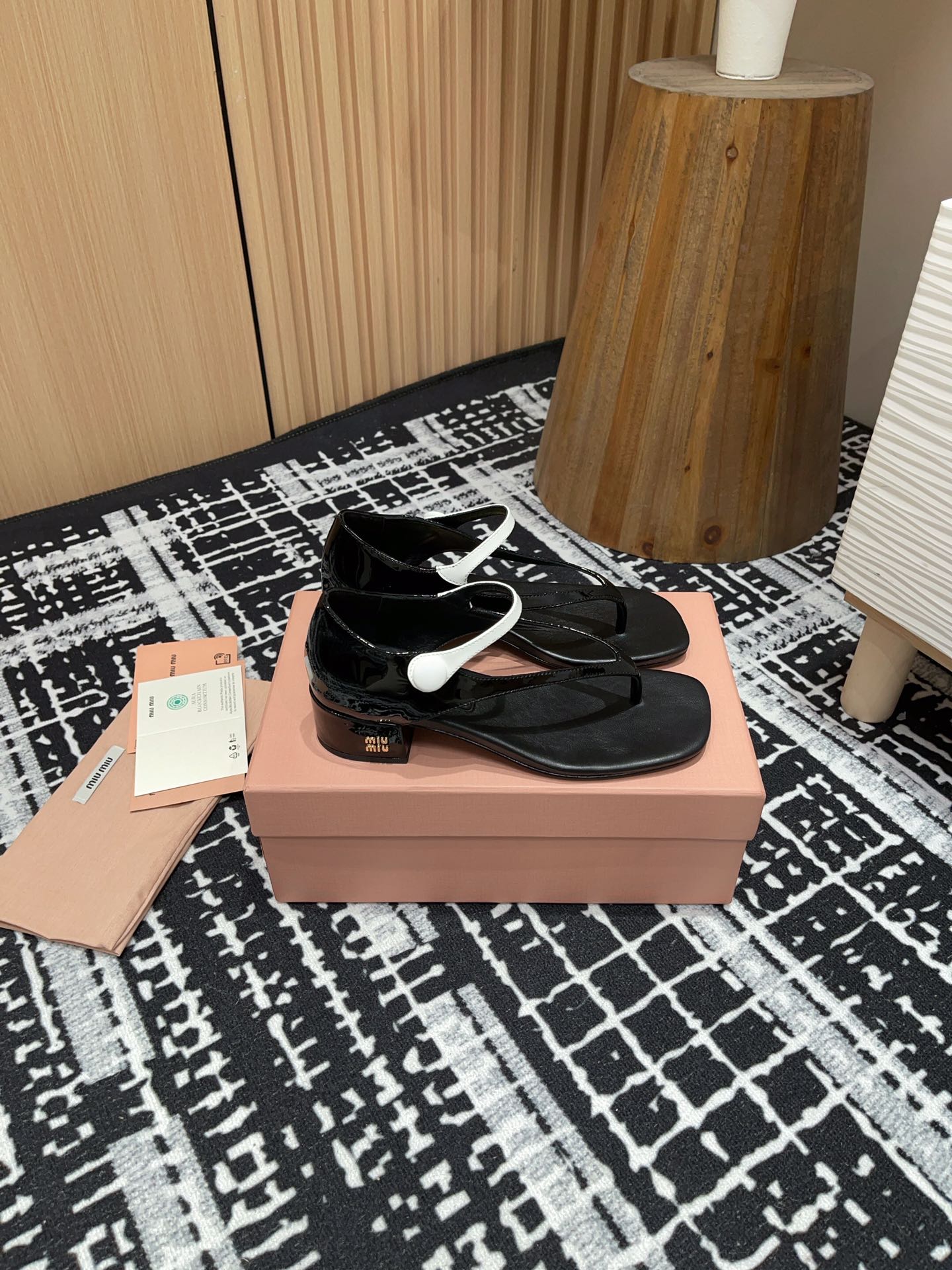 HIGH THONG SANDALS WITH WHITE STRAP IN BLACK GLOSSY LAMBSKIN - 35