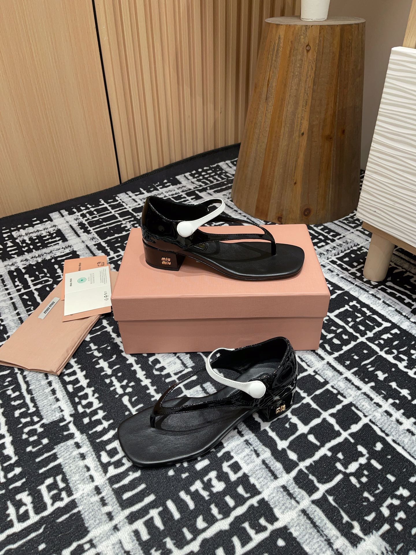 HIGH THONG SANDALS WITH WHITE STRAP IN BLACK GLOSSY LAMBSKIN - 35